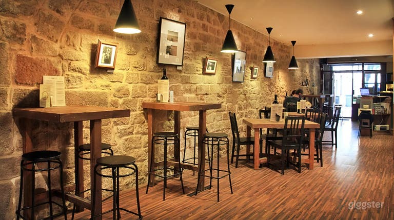  Bar de Vinos Rústico con Paredes de Piedra en Barcelona 