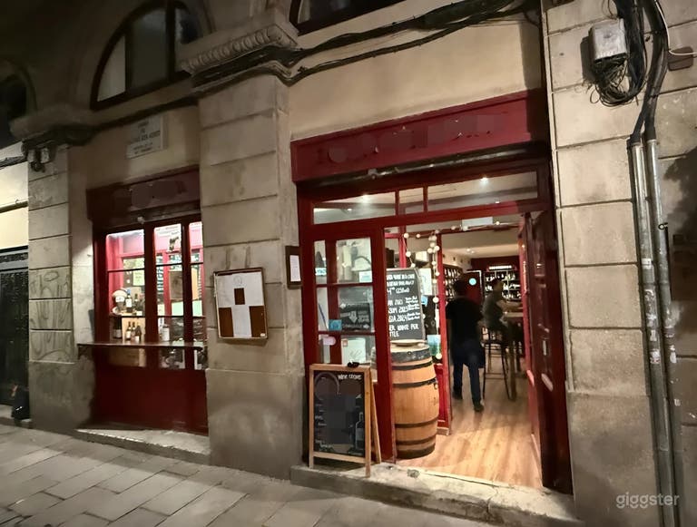  Bar de Vinos Rústico con Paredes de Piedra en Barcelona 
