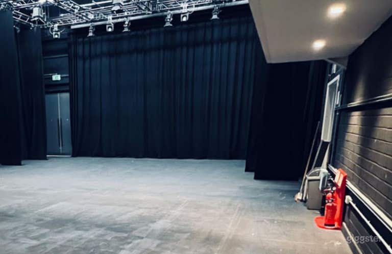  El teatro adecuado para exhibiciones de la industria 