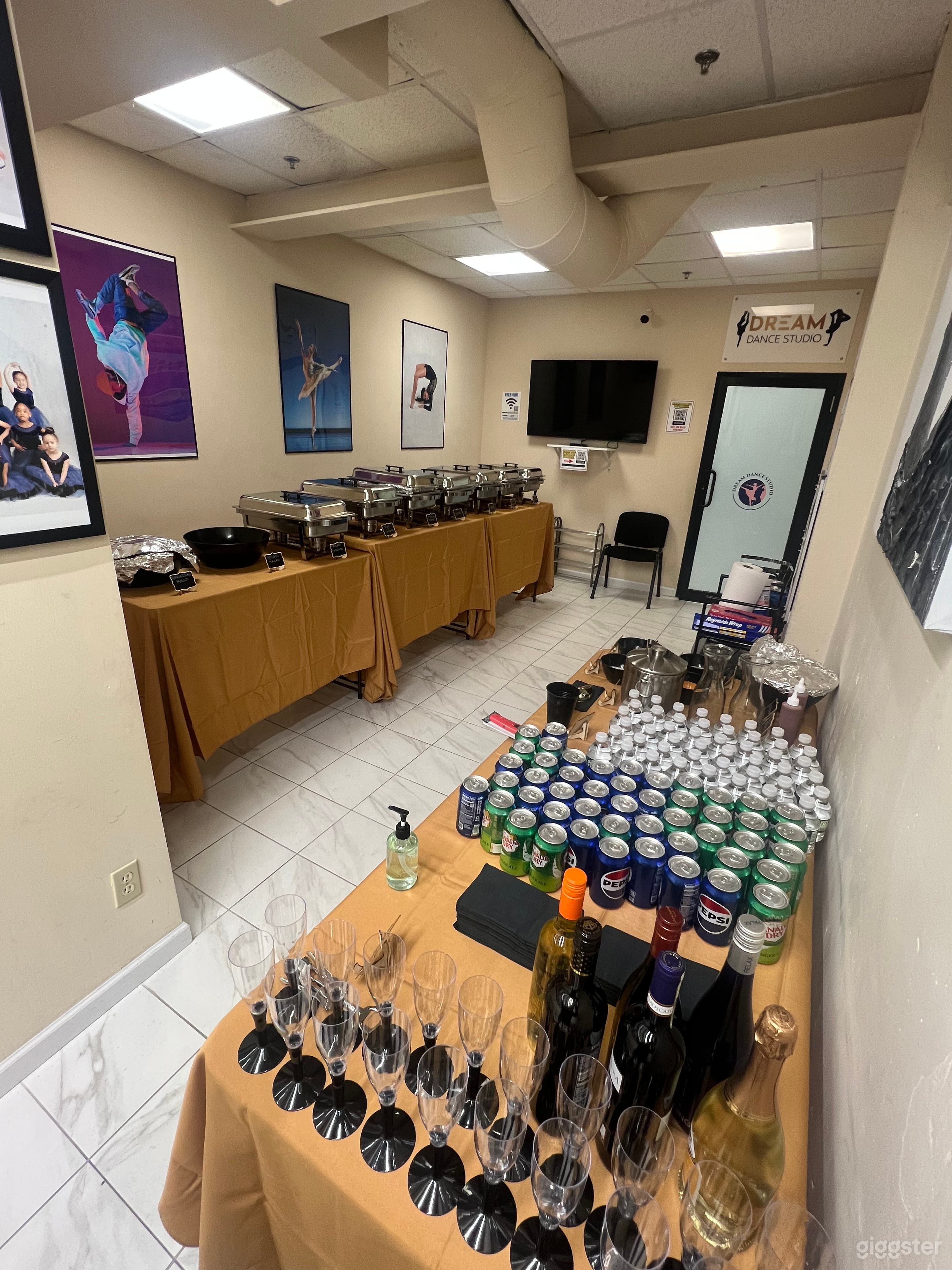 Spacious &amp; Modern Event Space for Gatherings Photo 4