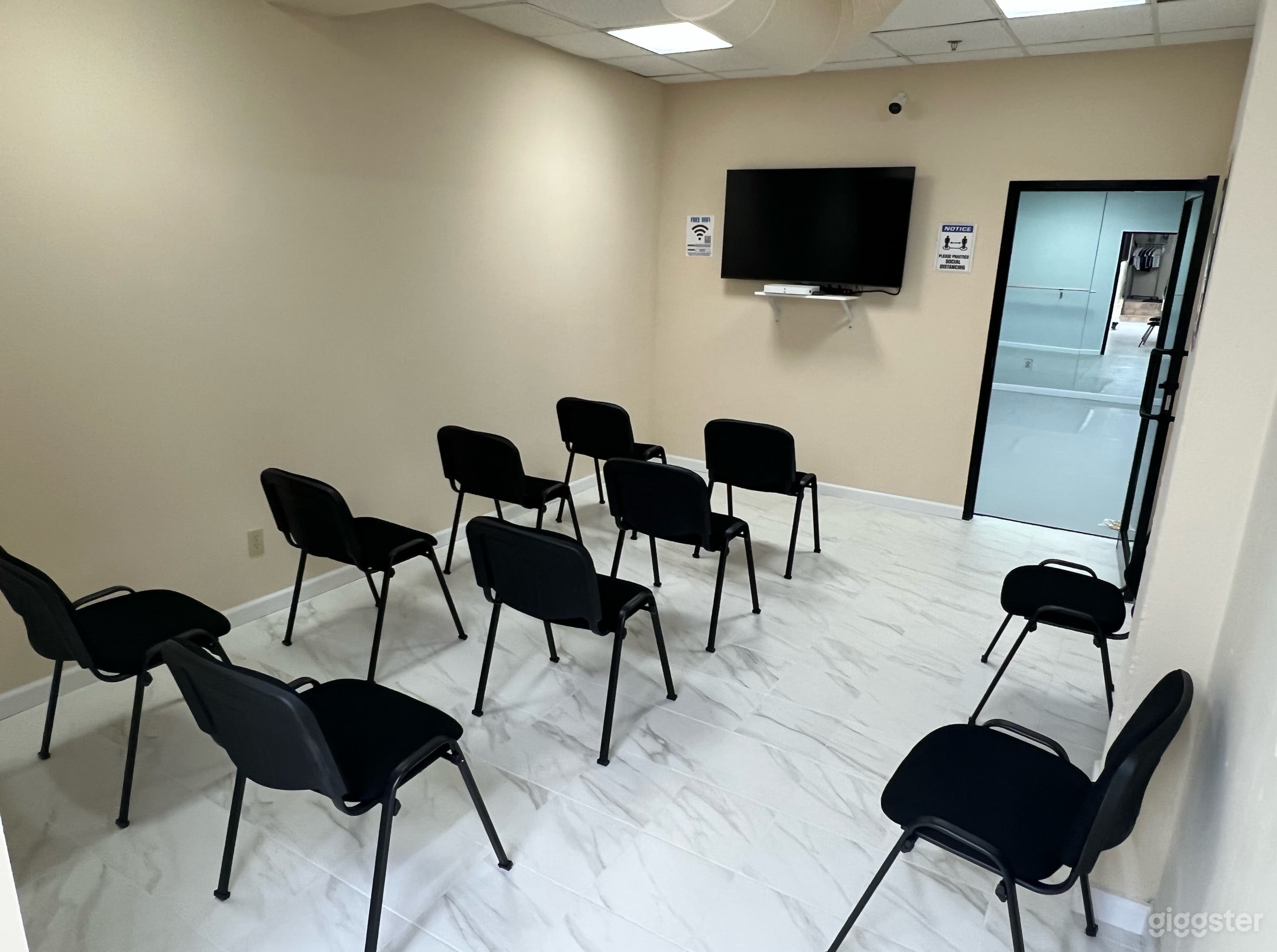 Spacious &amp; Modern Event Space for Gatherings Photo 3