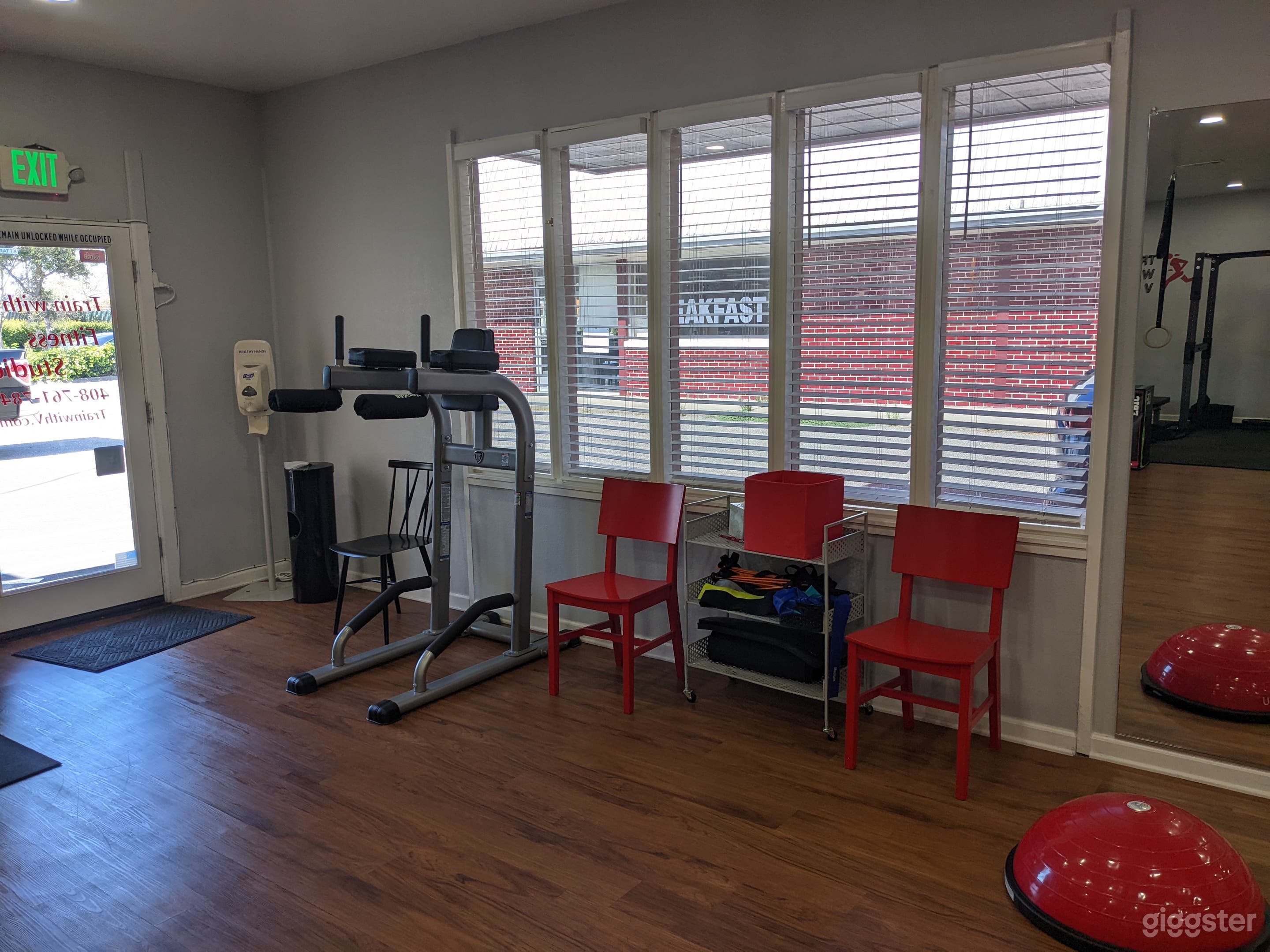 CLEAN AND WELL LIT FITNESS STUDIO WITH EQUIPMENT  Photo 4
