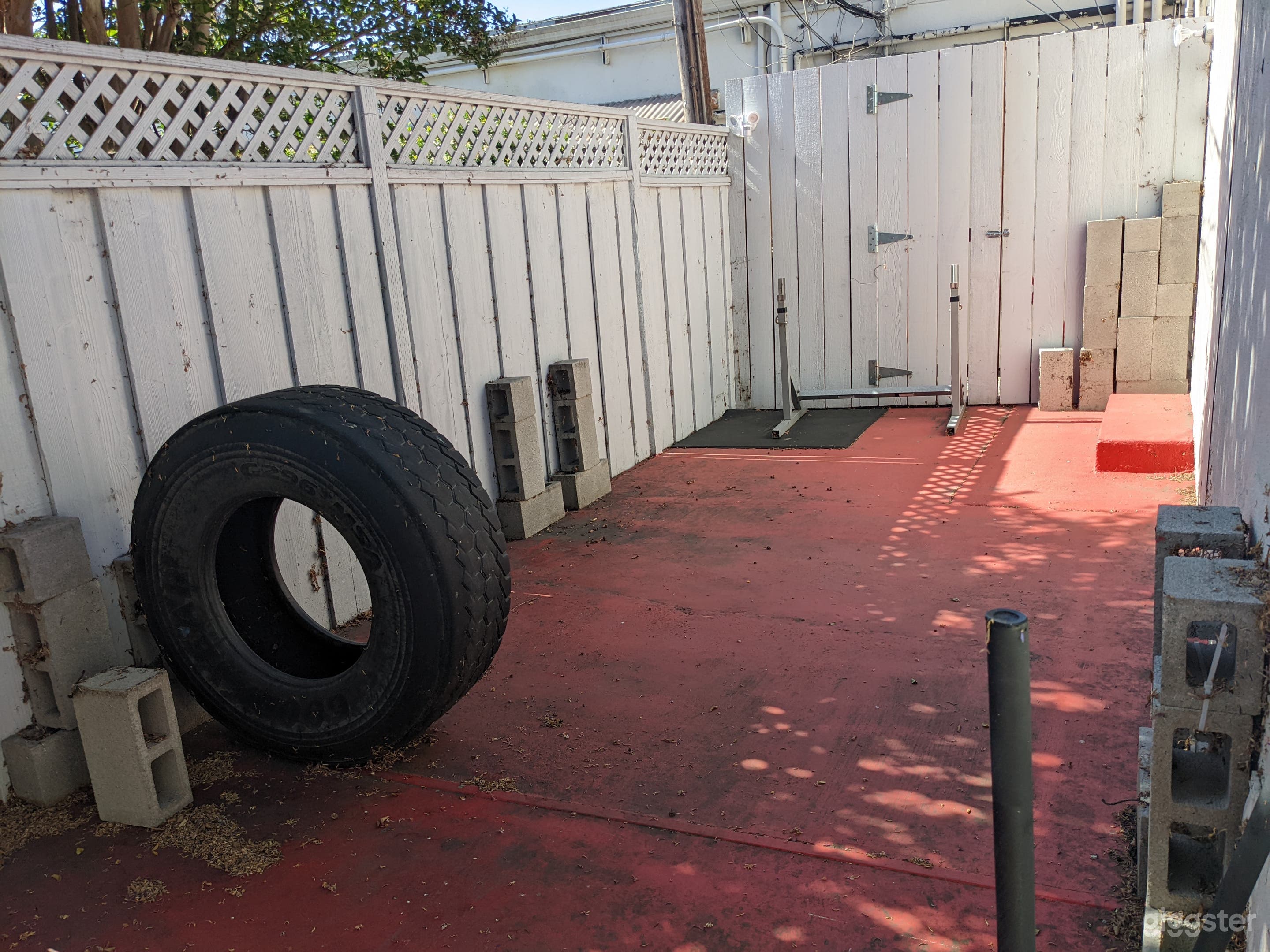 CLEAN AND WELL LIT FITNESS STUDIO WITH EQUIPMENT  Photo 2