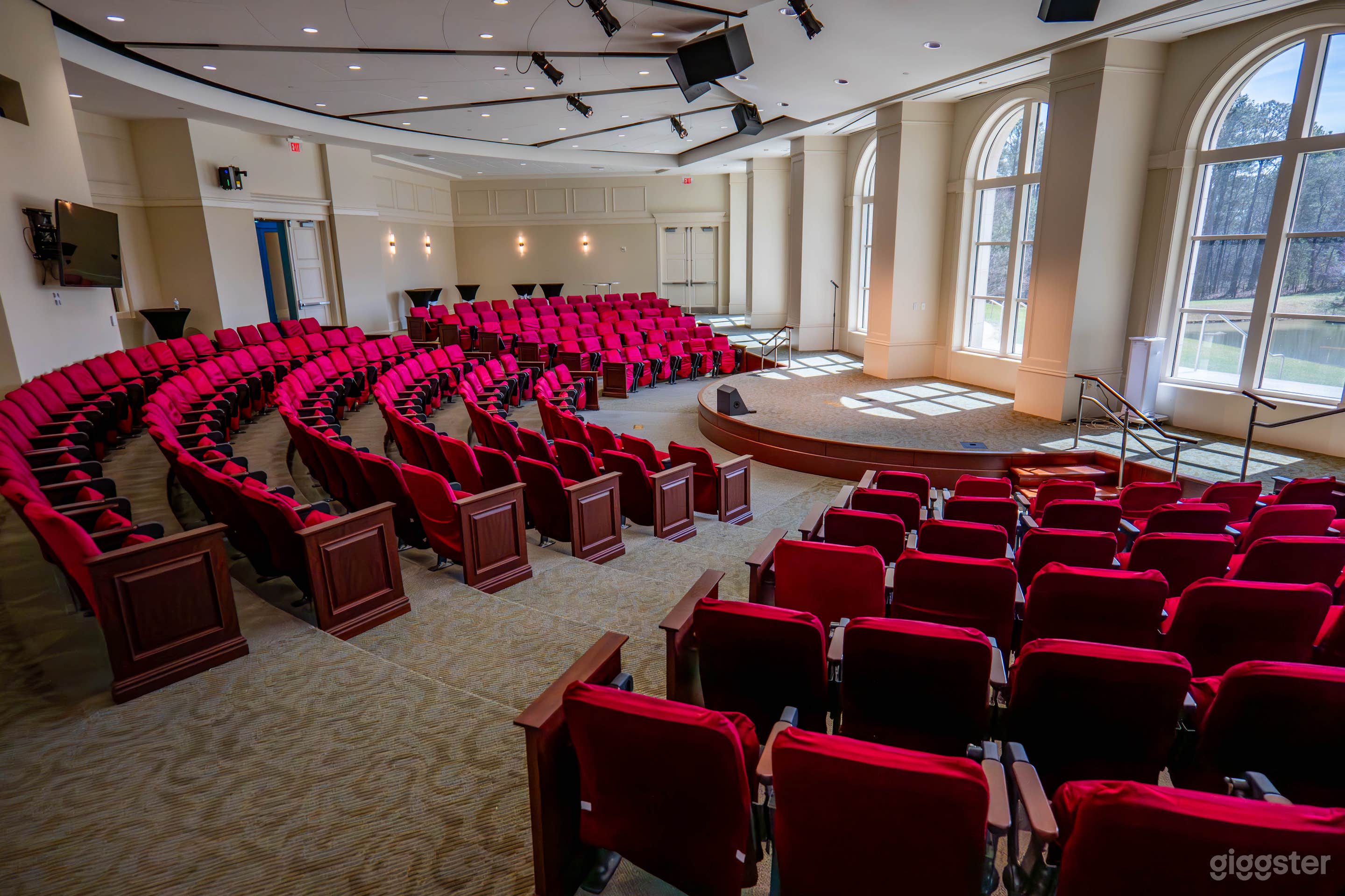 Auditorium With Screen Photo 4