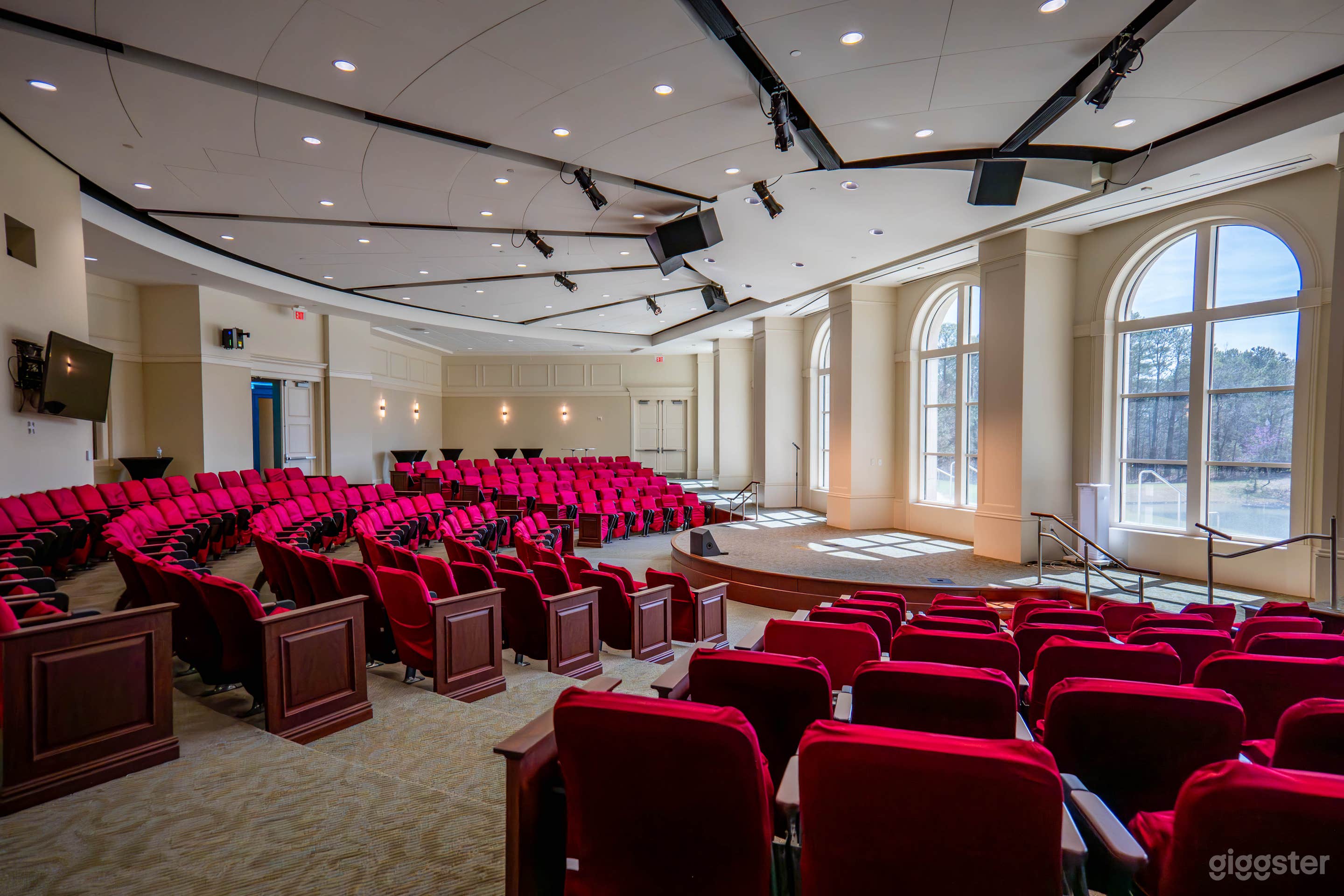 Auditorium With Screen Photo 3