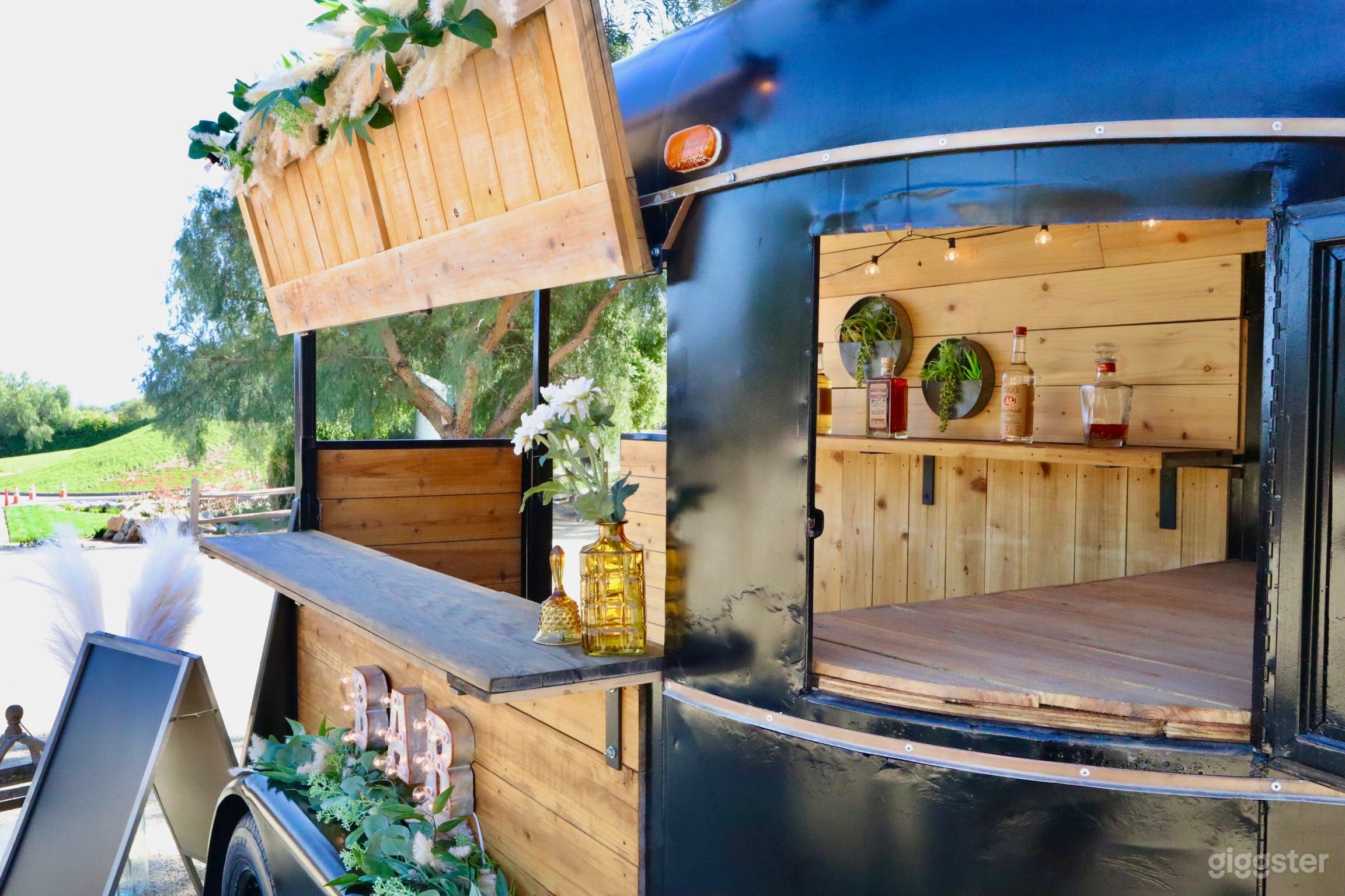 Highway Saloon Mobile Bar  Photo 4