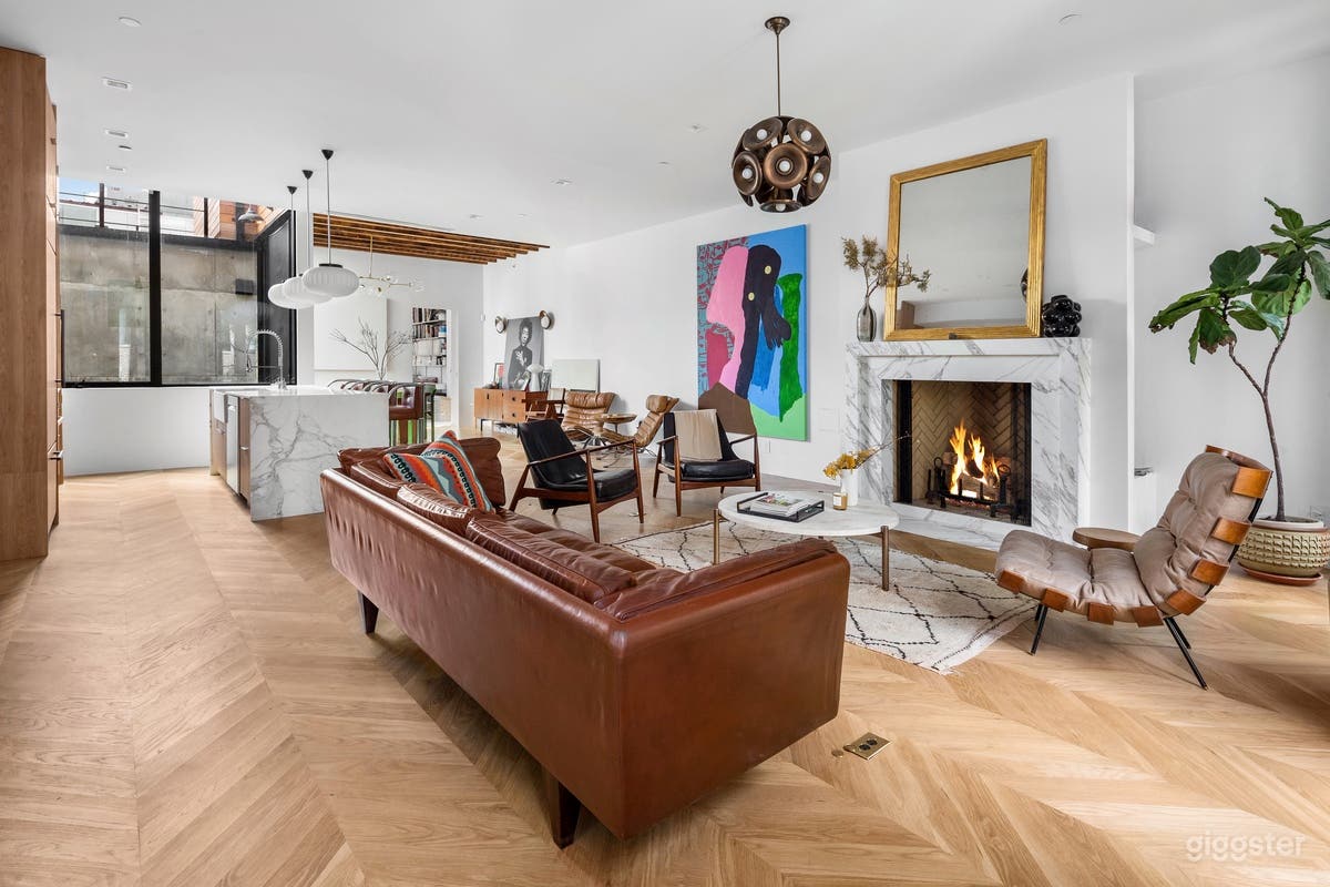 Spectacular Renovated, Mid-Century Townhouse  Photo 2