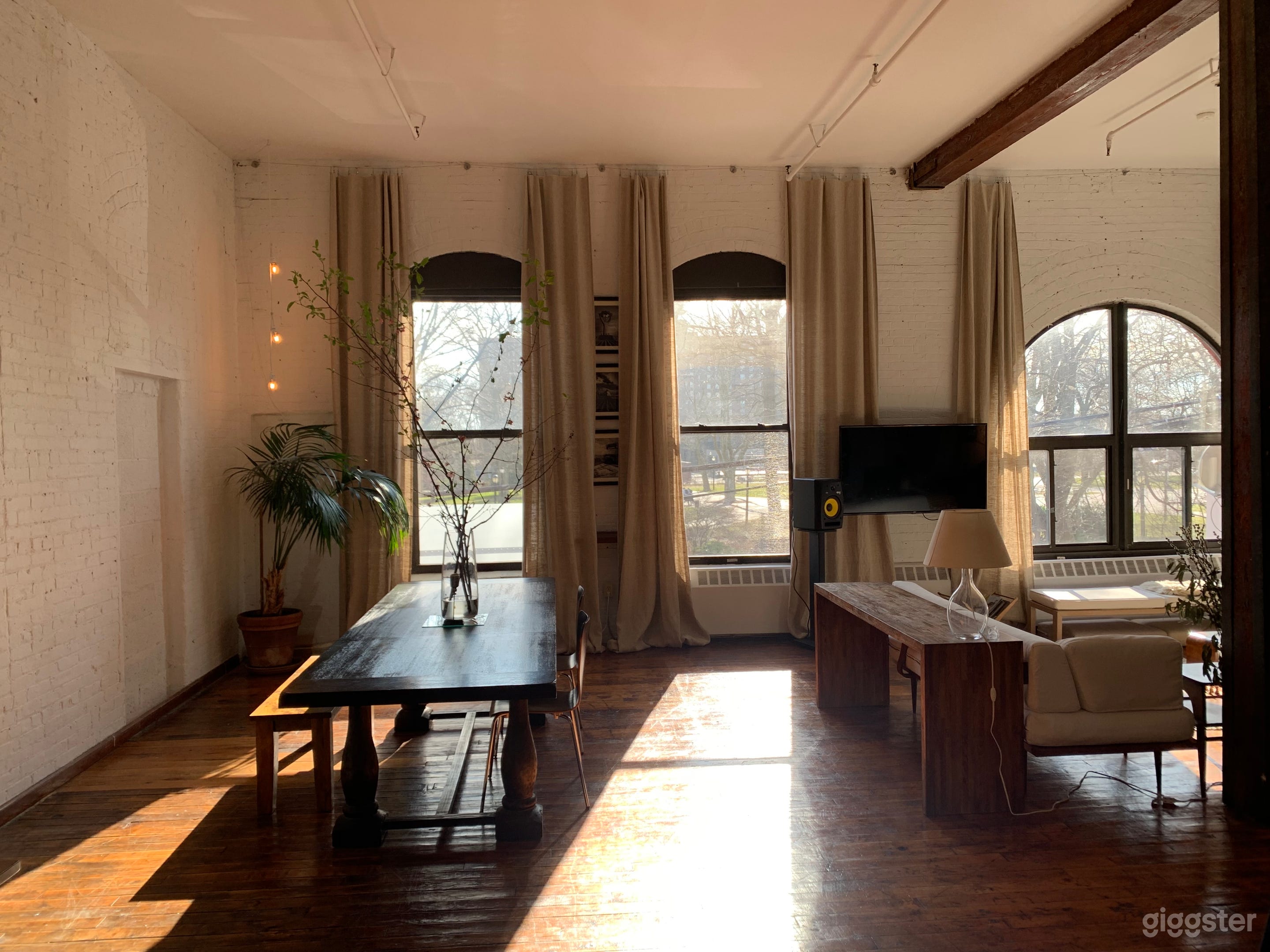 Arched windowed Loft in Brooklyn Photo 2