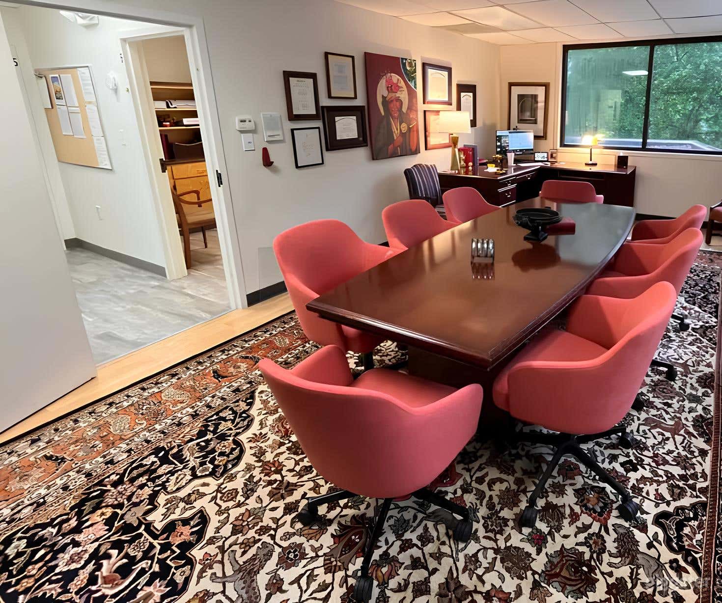 Bright Conference Room Photo 3