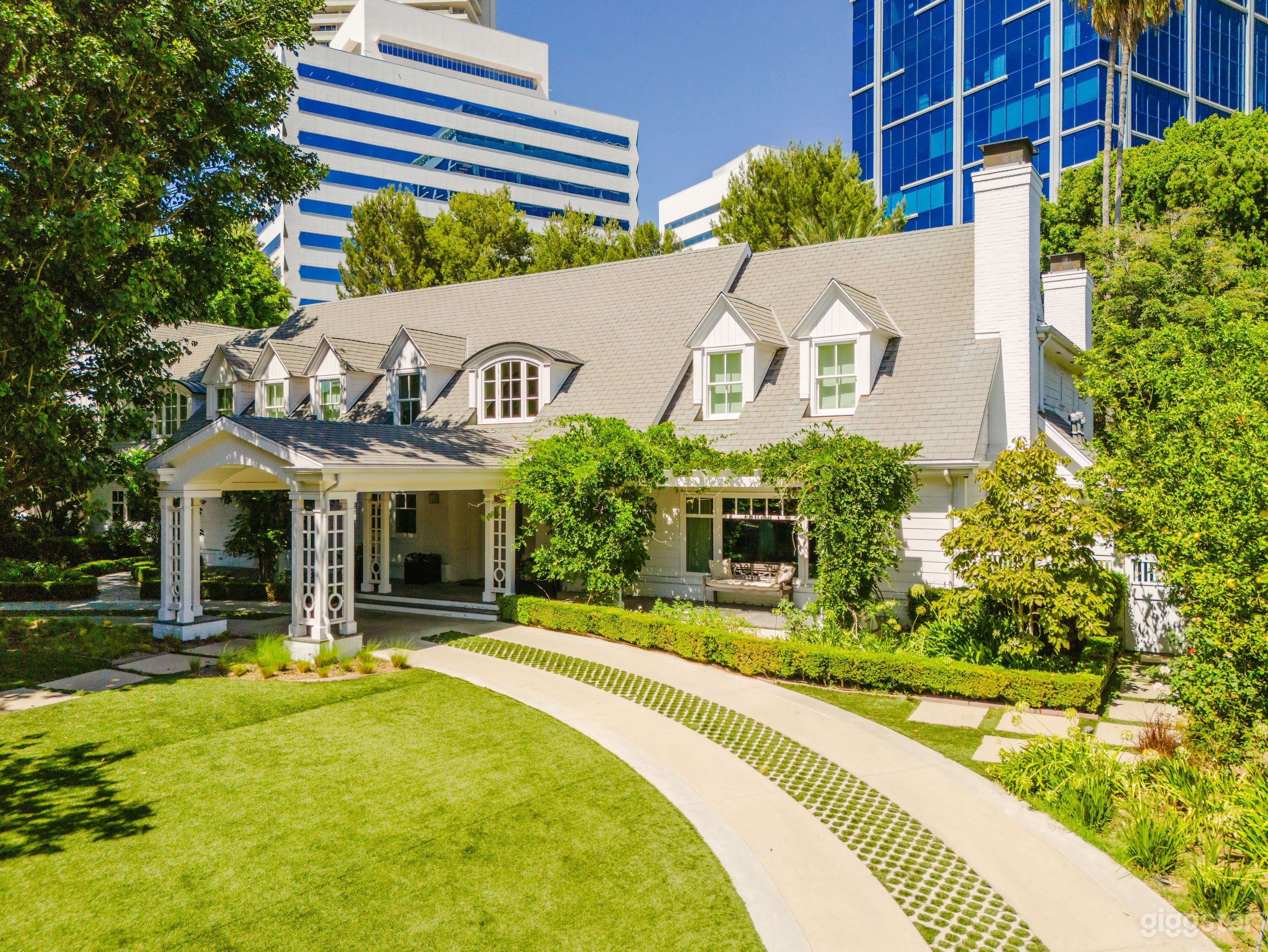 PALM SPRINGS OF BEVERLY HILLS Photo 3