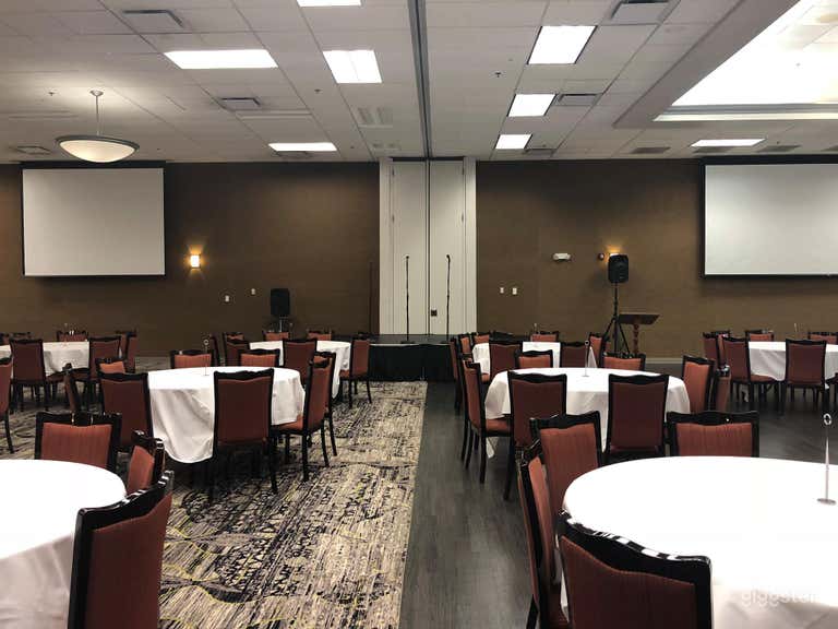  Elegant Banquet Ballroom in Bloomington 