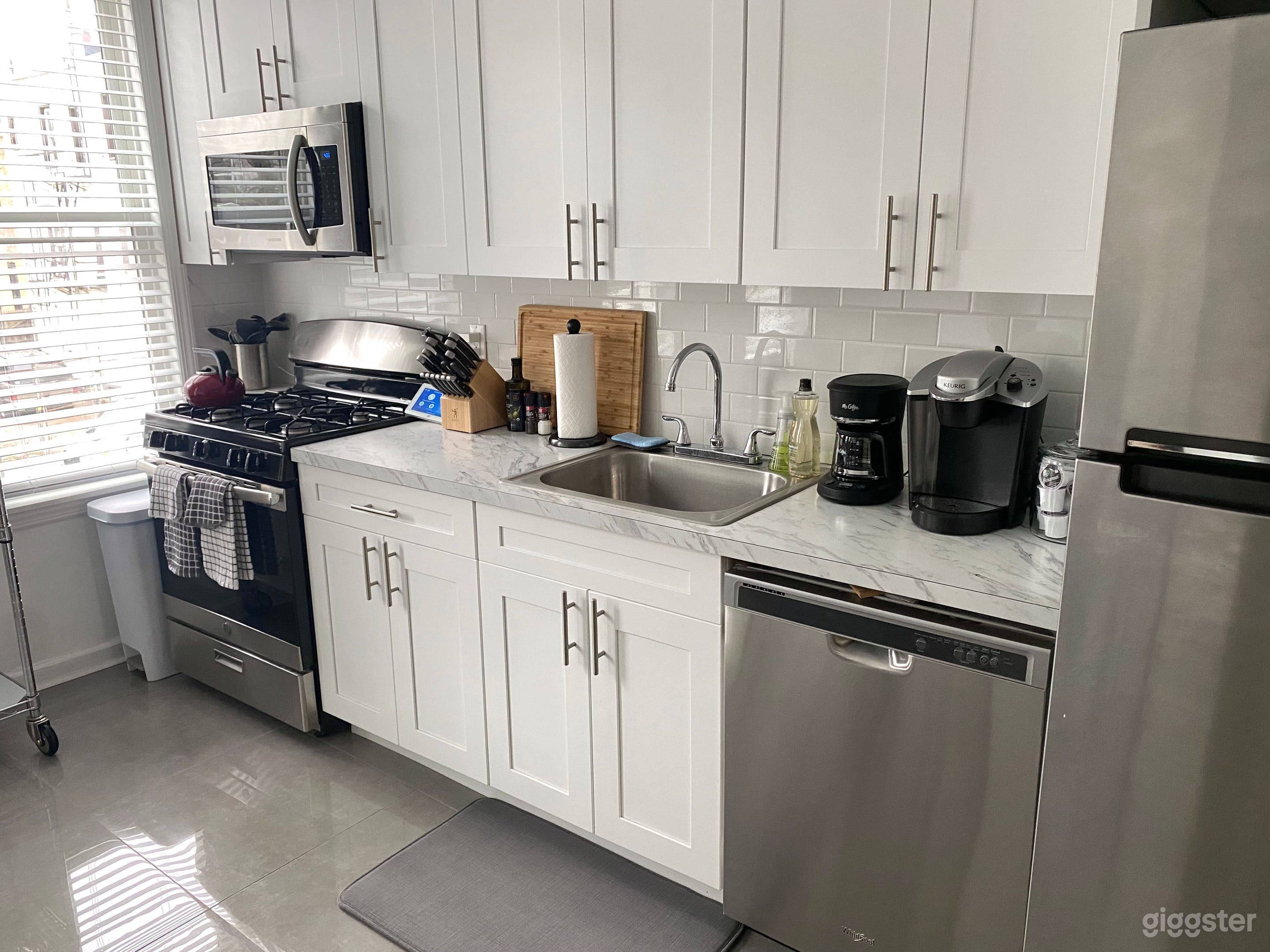 Full kitchen area to serve all you needs. 