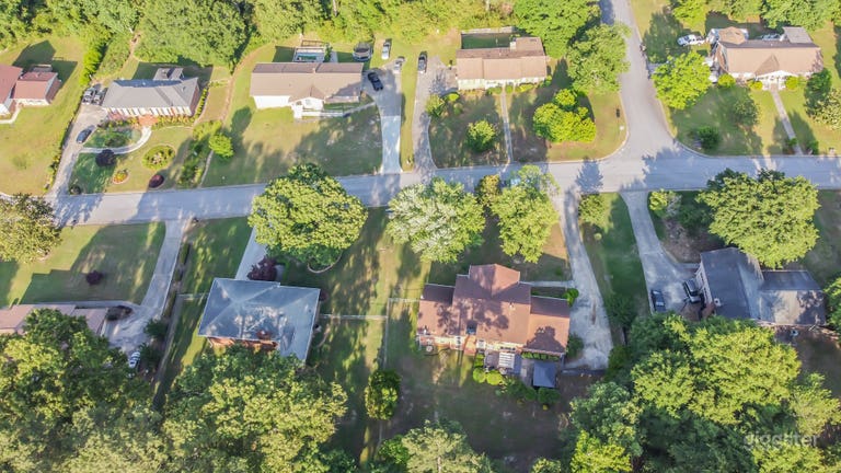  Vista aérea desde el ojo de pájaro de la finca de 4,600 pies cuadrados ubicada en un vecindario frondoso y arbolado en Riverdale, GA — a solo minutos de Atlanta. 
