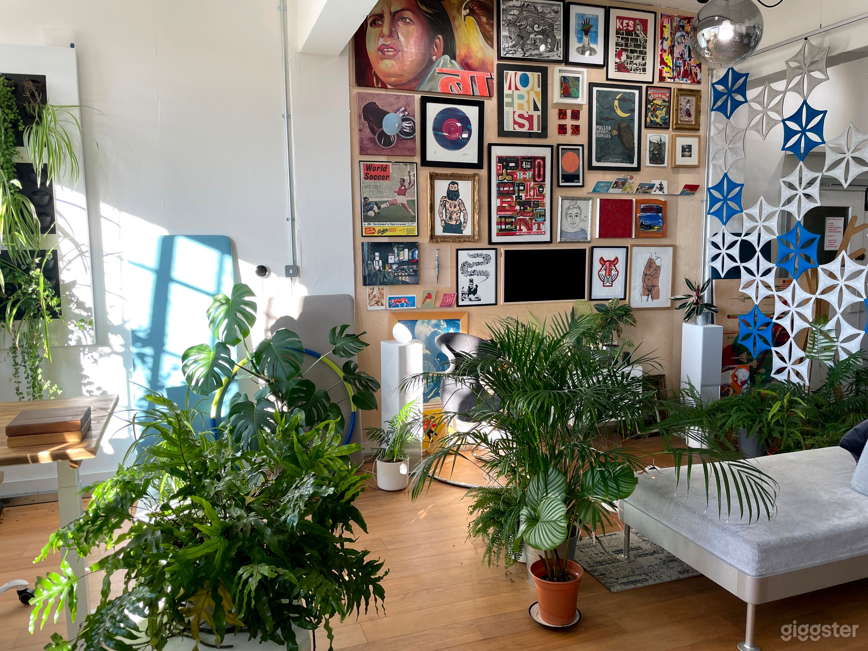 Art wall, wall mounted TV, next to snowflake acoustic screen from Abstracta. Wall cabinet with smart LED strip lighting.