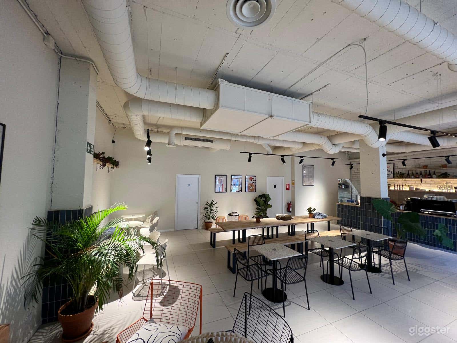 Café moderno con interior espacioso y terraza Foto 4