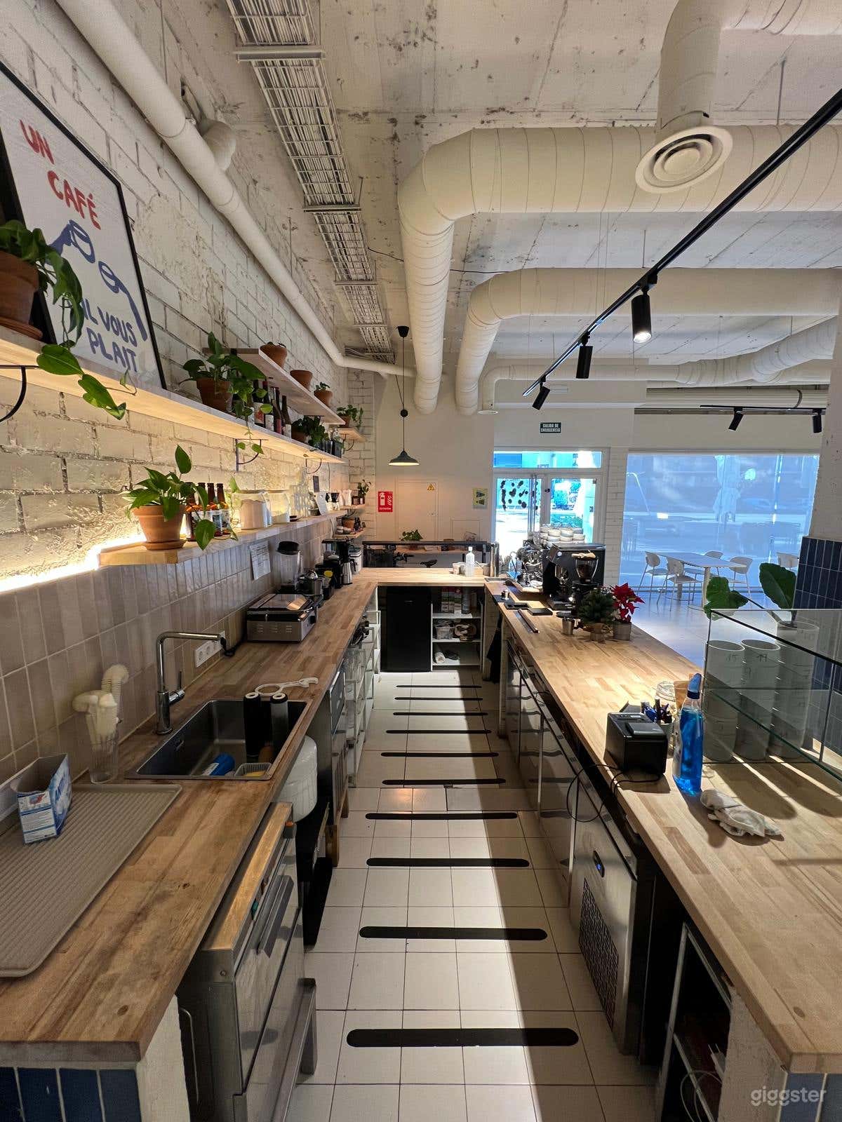 Café moderno con interior espacioso y terraza Foto 2