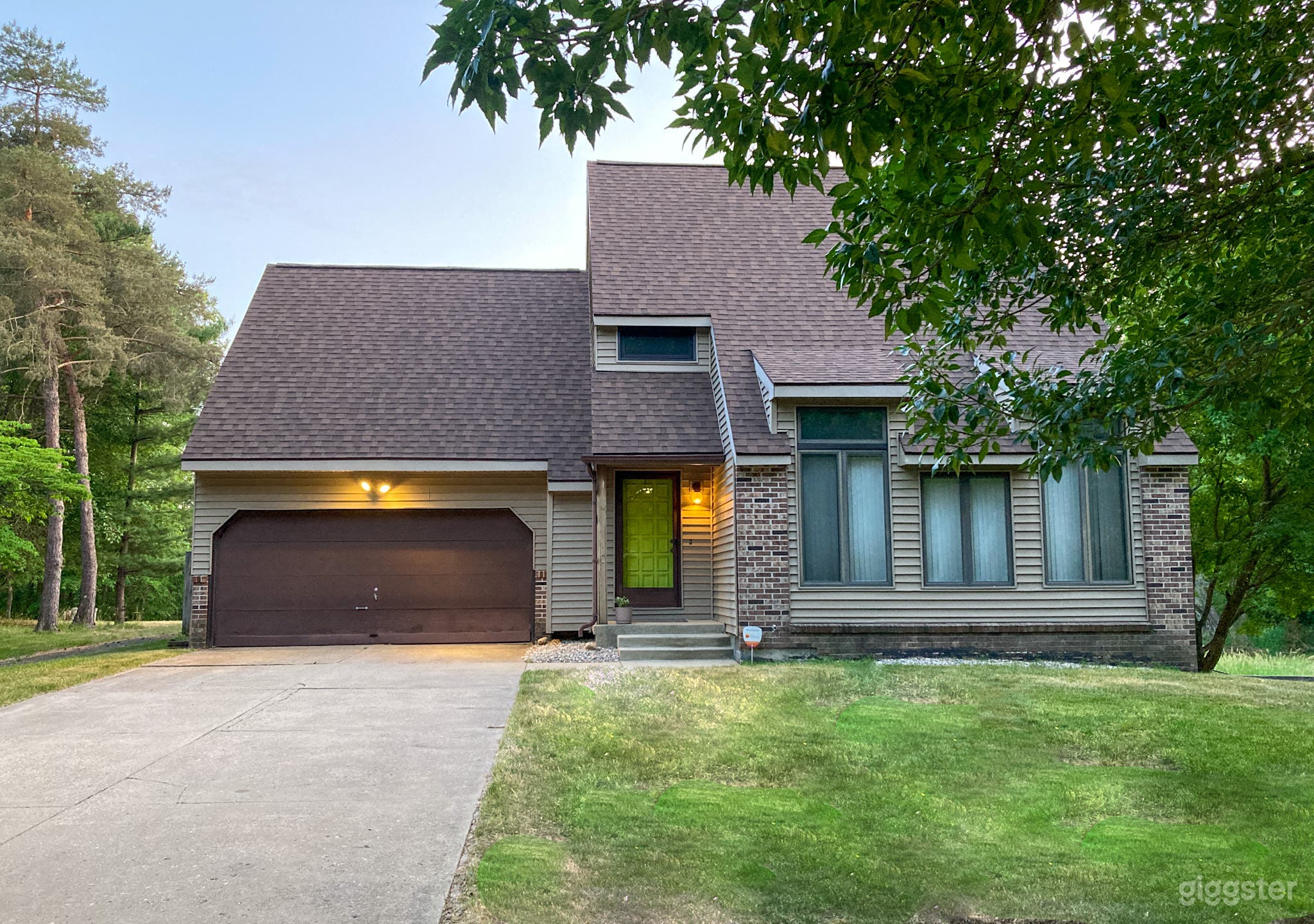 Creekside Retreat and Cinematic Haven Photo 1