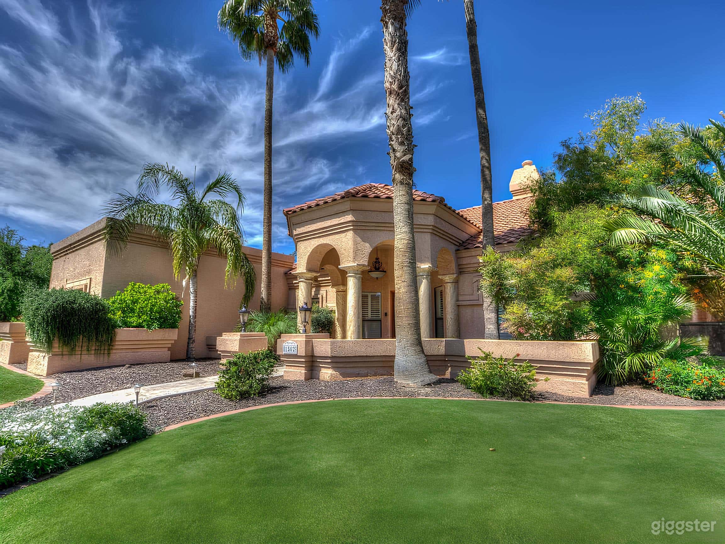 Grand Luxurious Estate Photo 1