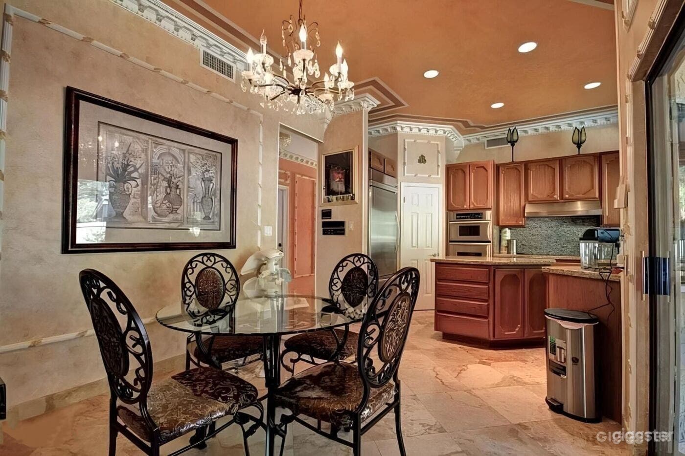 Grand Luxurious Estate Photo 3