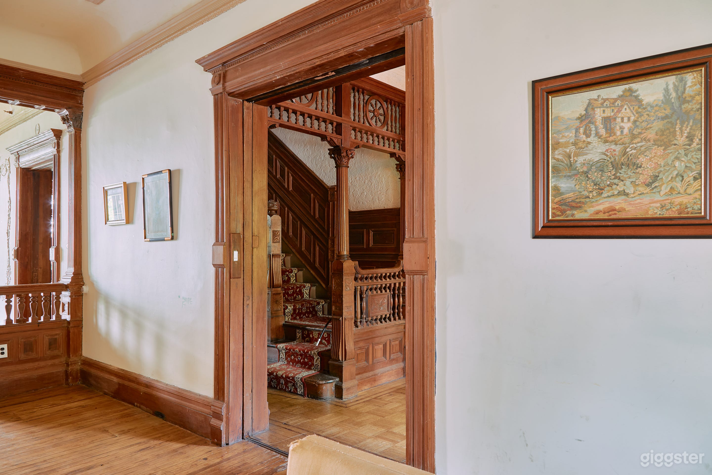 Vintage Furnished Space with Patterned Wallpaper Photo 4