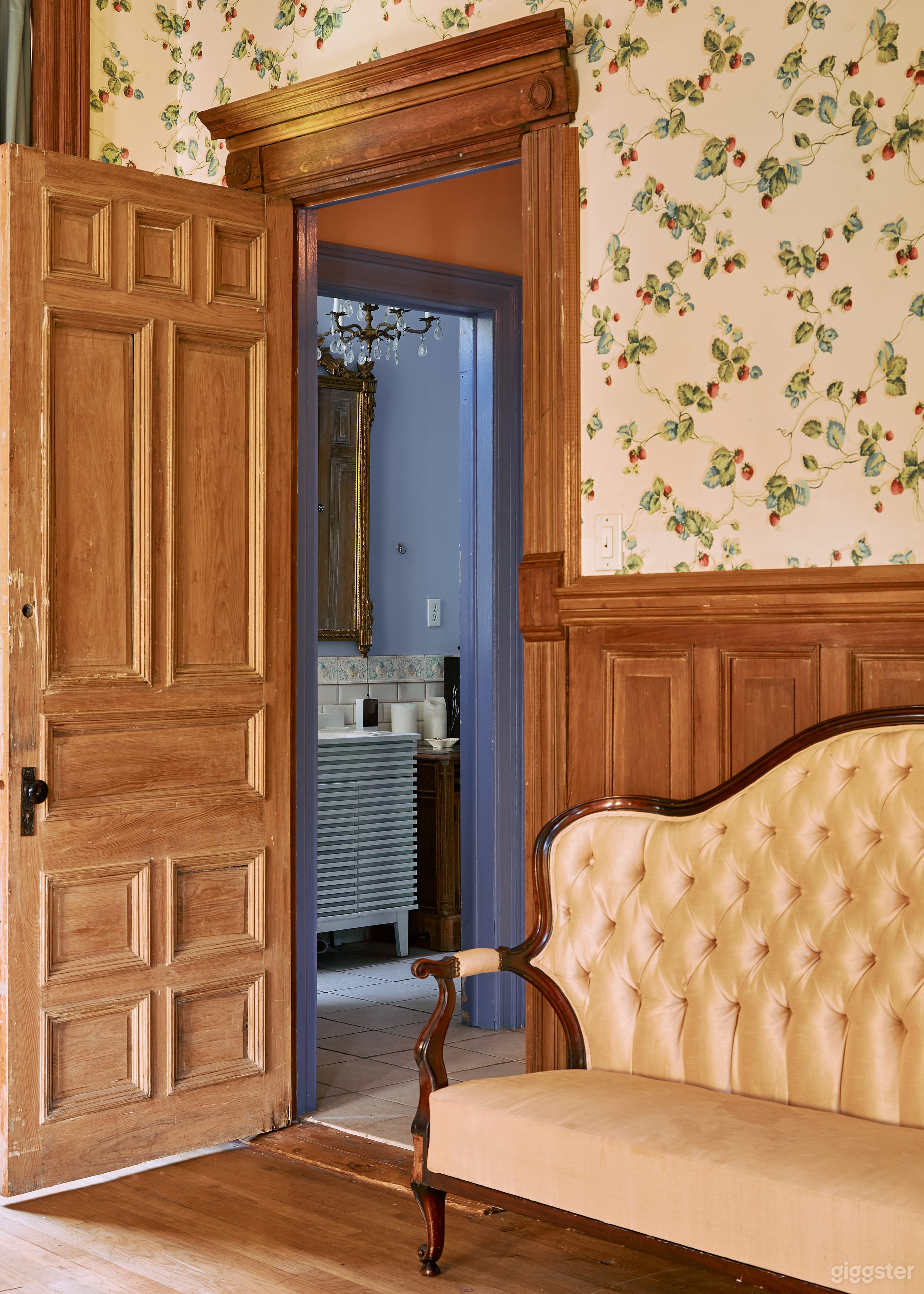 Vintage Furnished Space with Patterned Wallpaper Photo 3