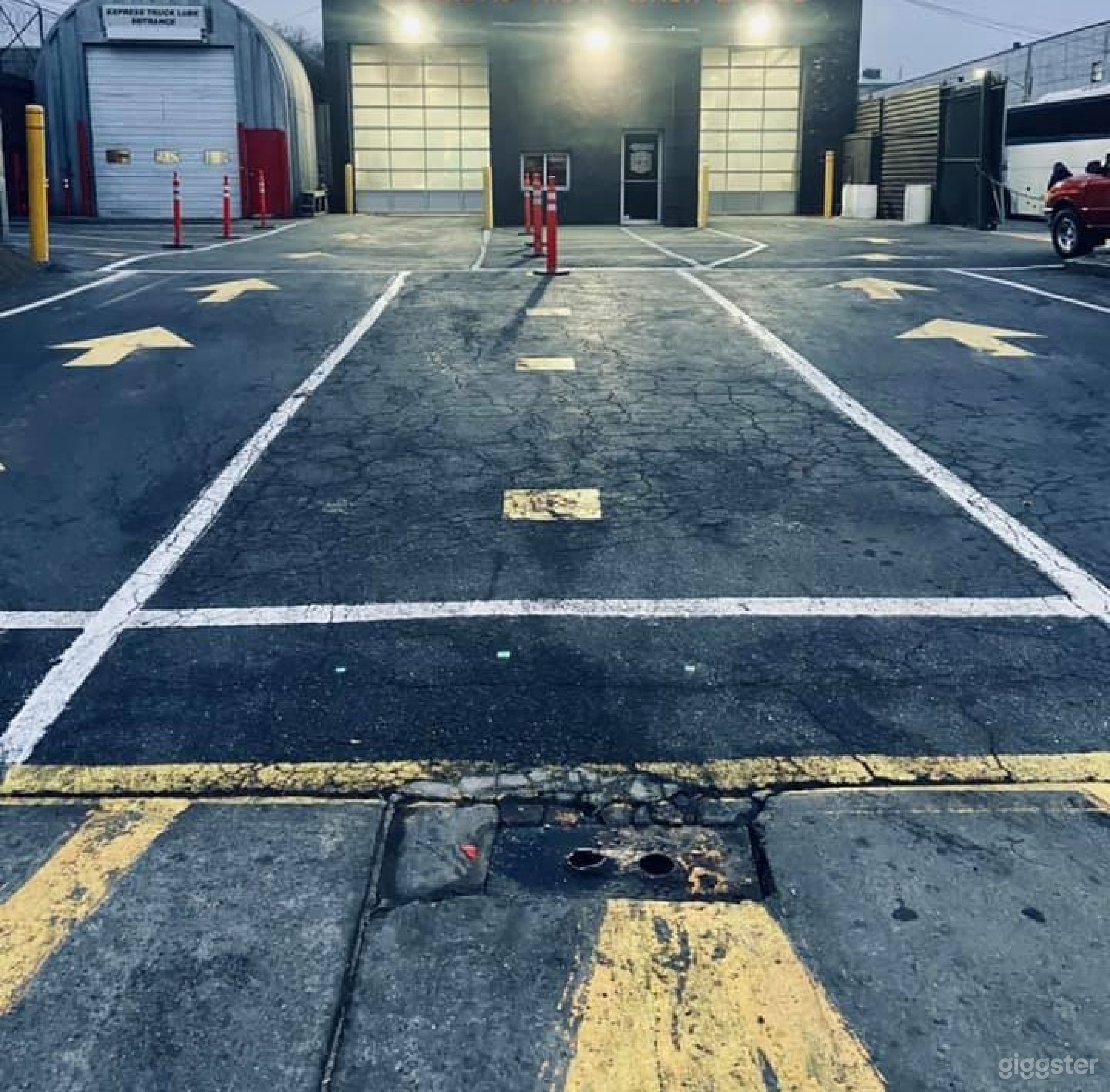 Spacious and bright parking space in Brooklyn Photo 1