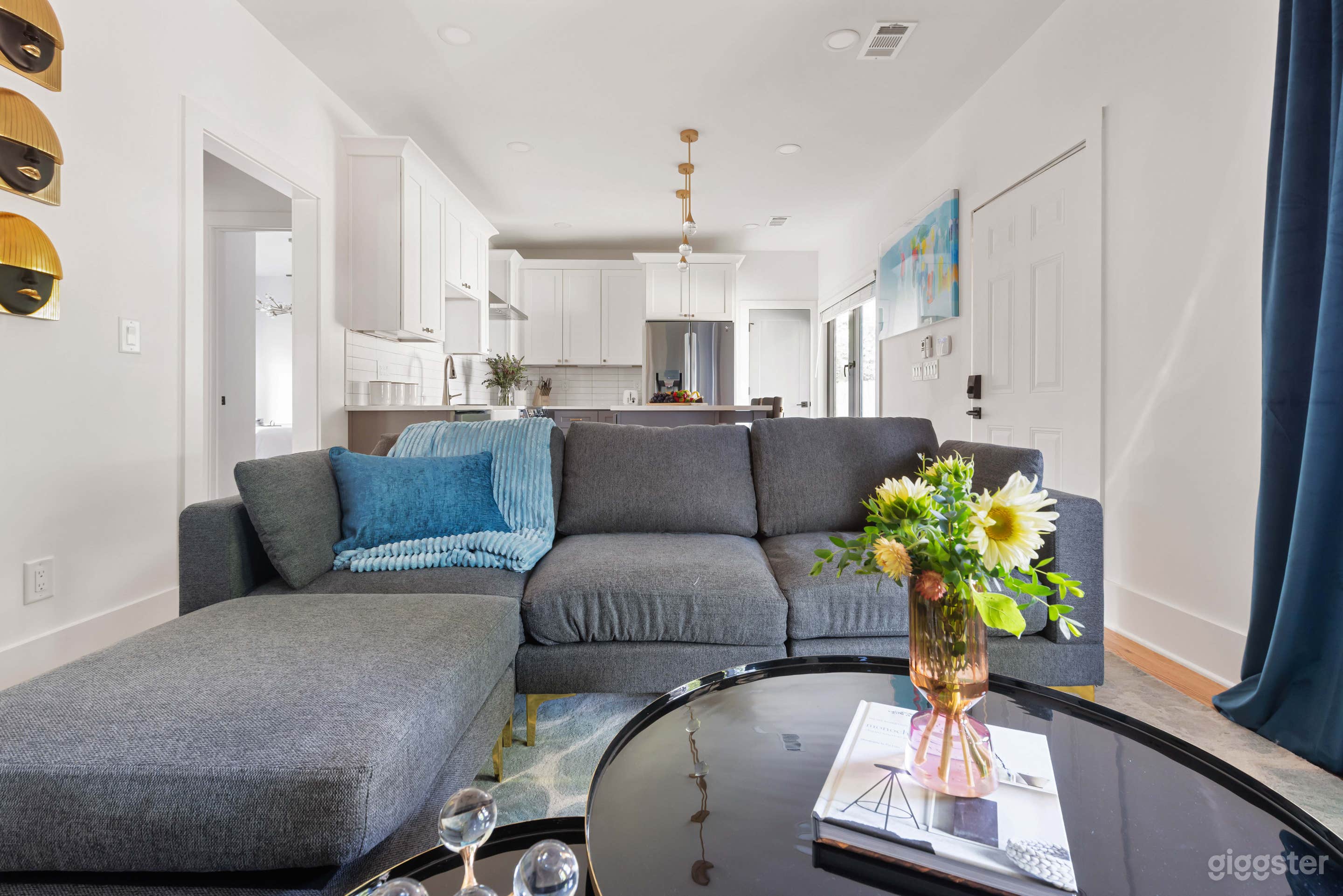 Blue Burrow - NEW! Artsy Designer Carriage House Photo 3