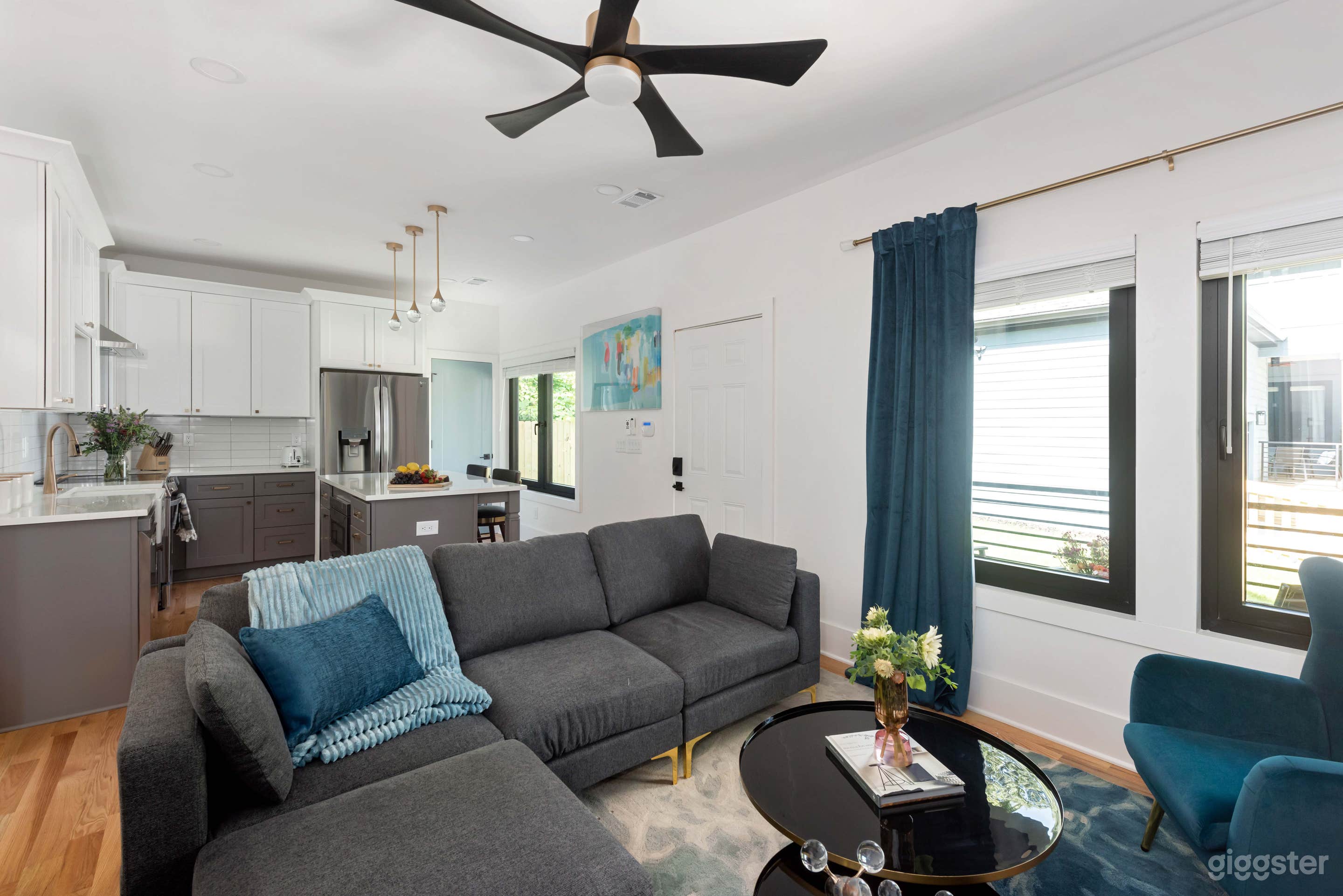 Blue Burrow - NEW! Artsy Designer Carriage House Photo 4