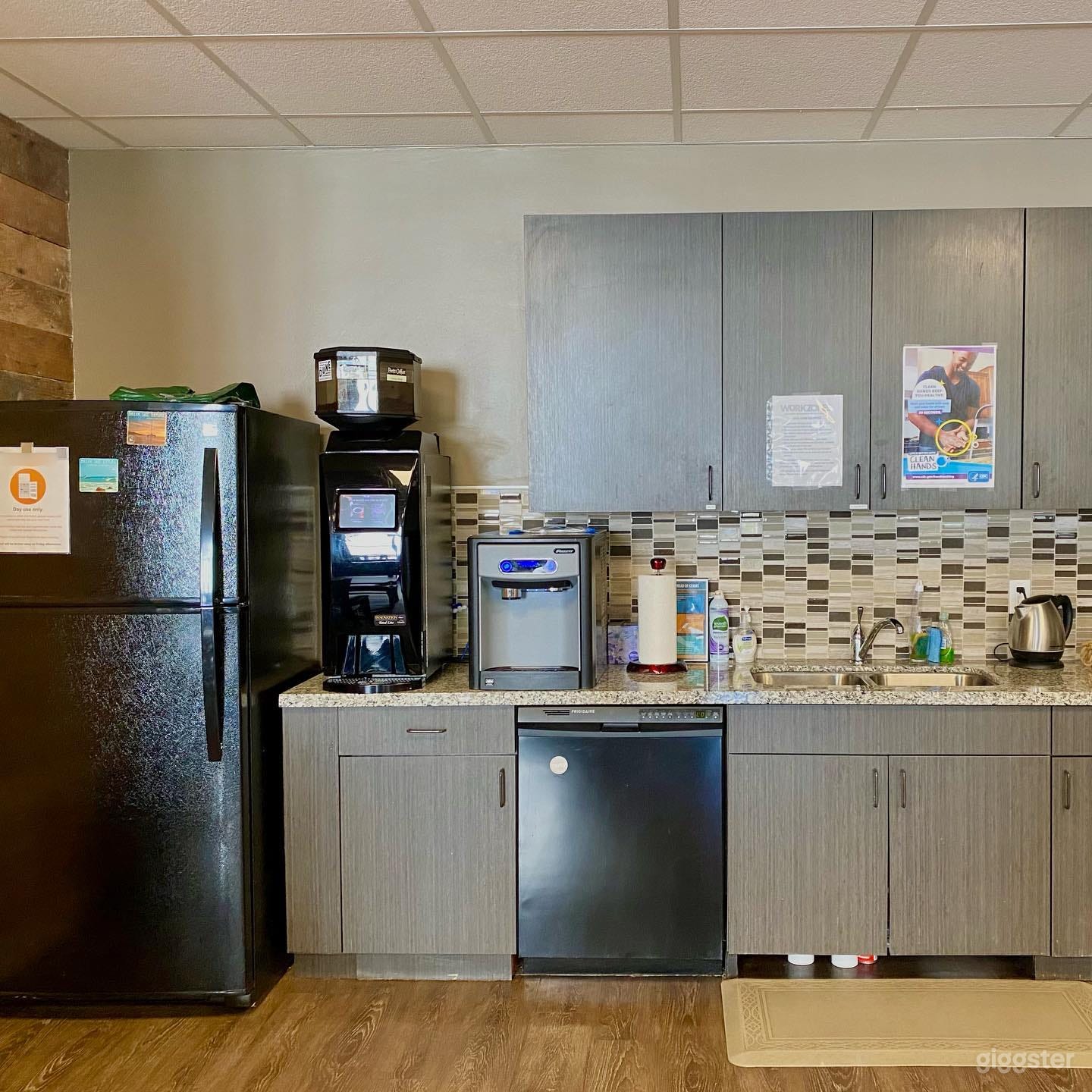 Professional Office Space Photo 4