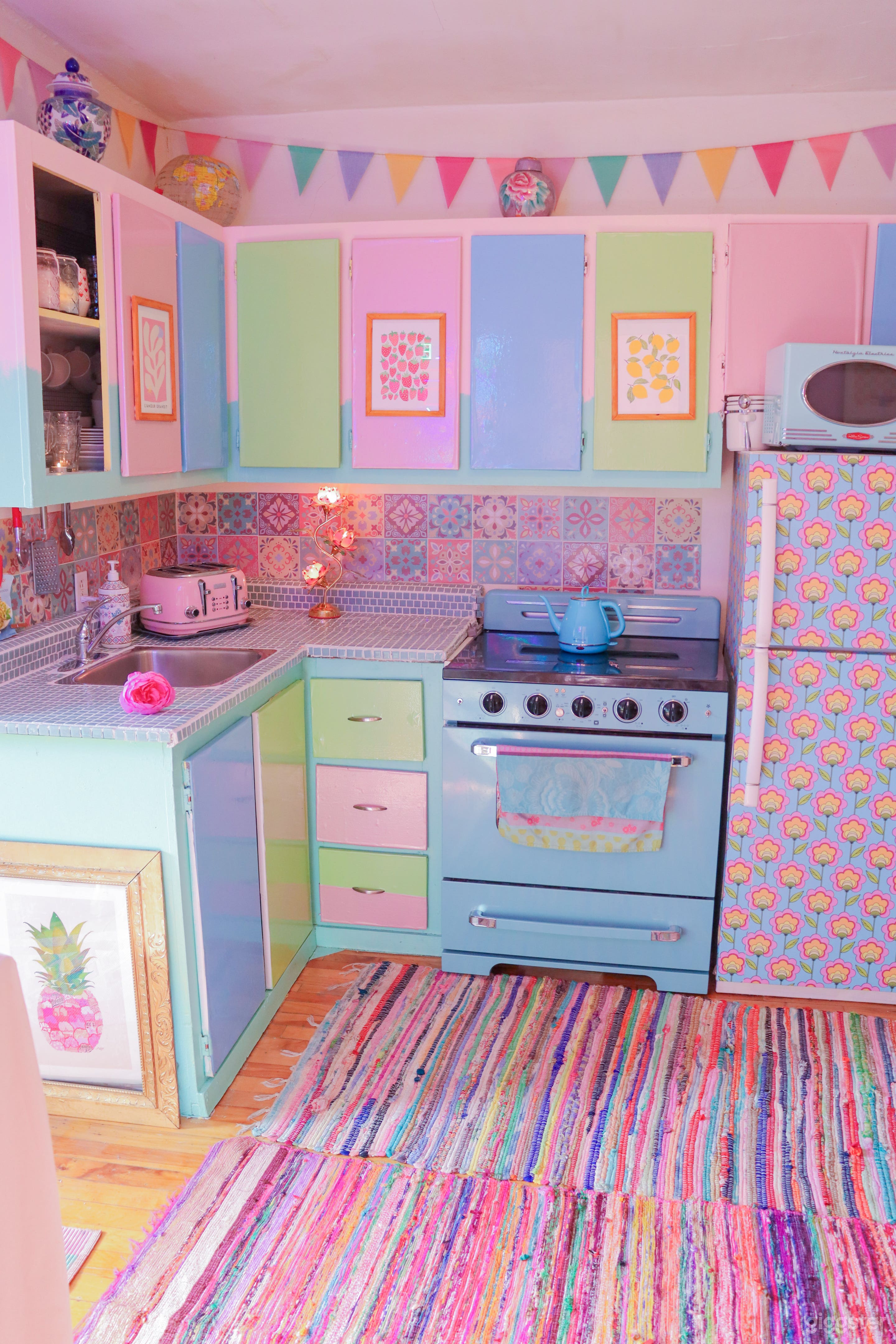 Whimsical and colorful apartment Photo 4