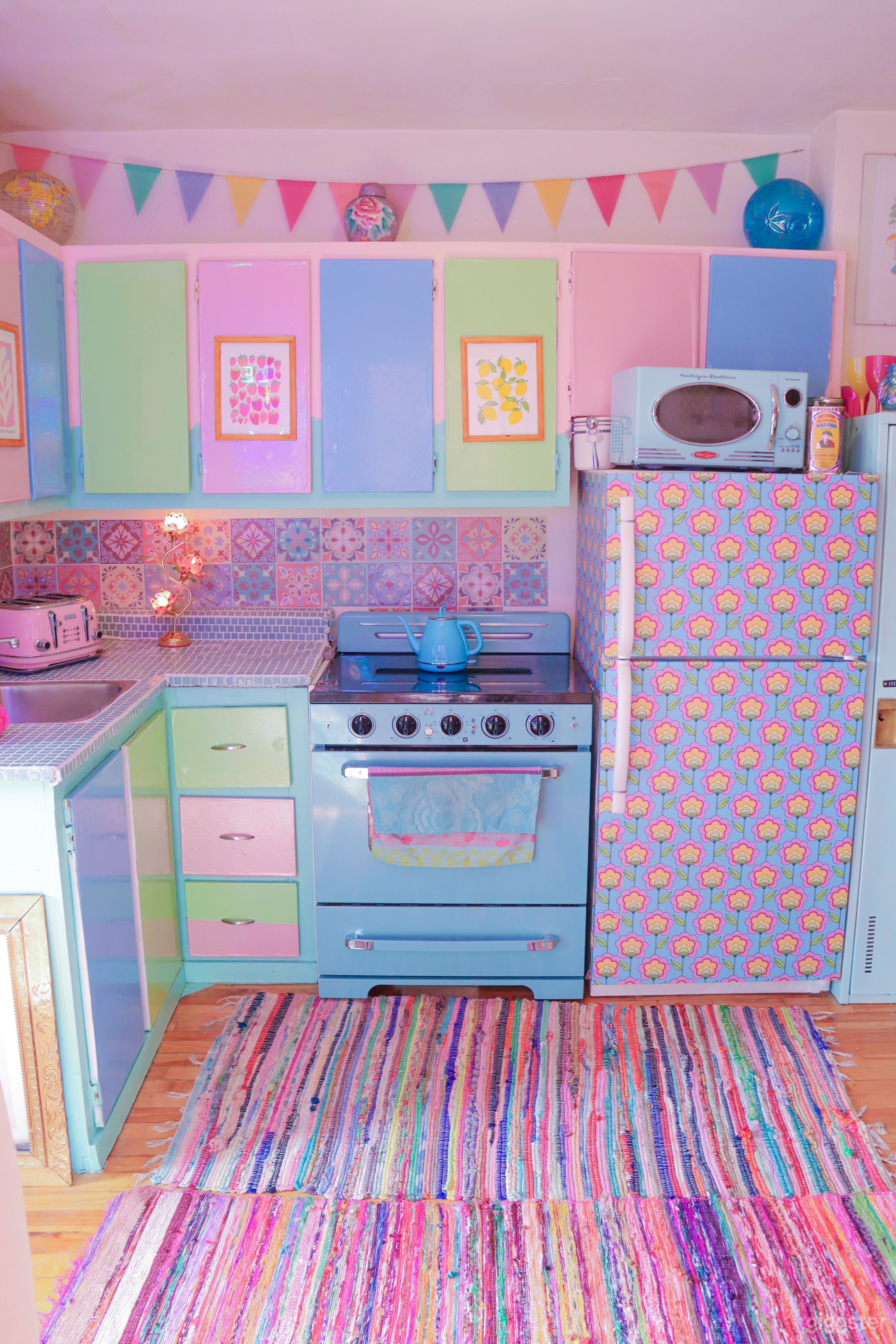 Whimsical and colorful apartment Photo 3