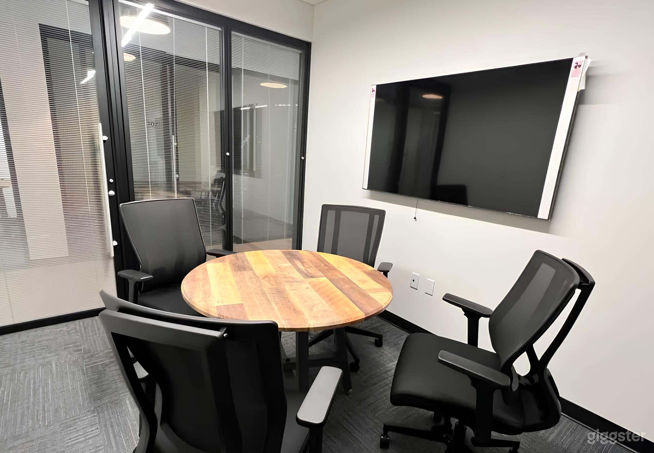 Private Professional Meeting Space for 5 people Photo 4