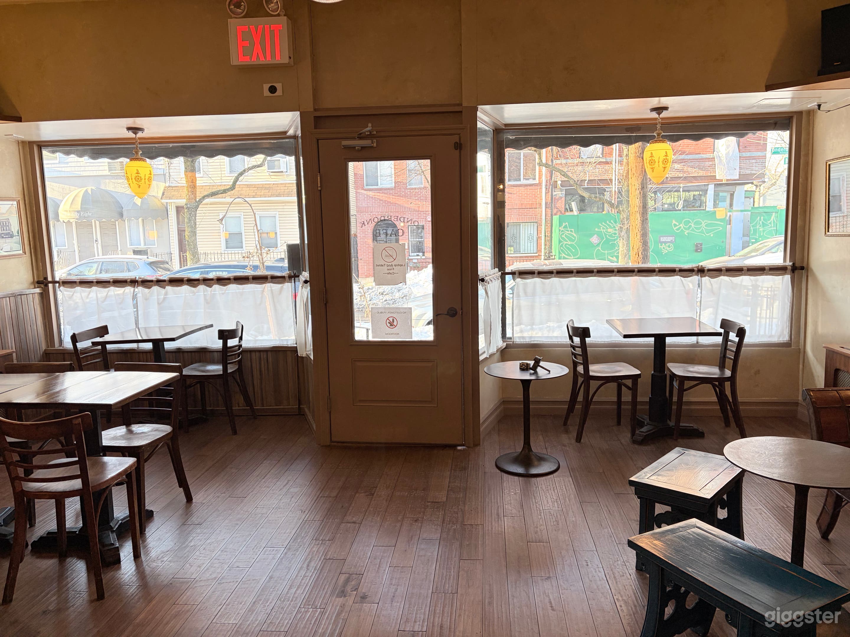 Ridgewood/Bushwick cozy retro cafe Photo 1