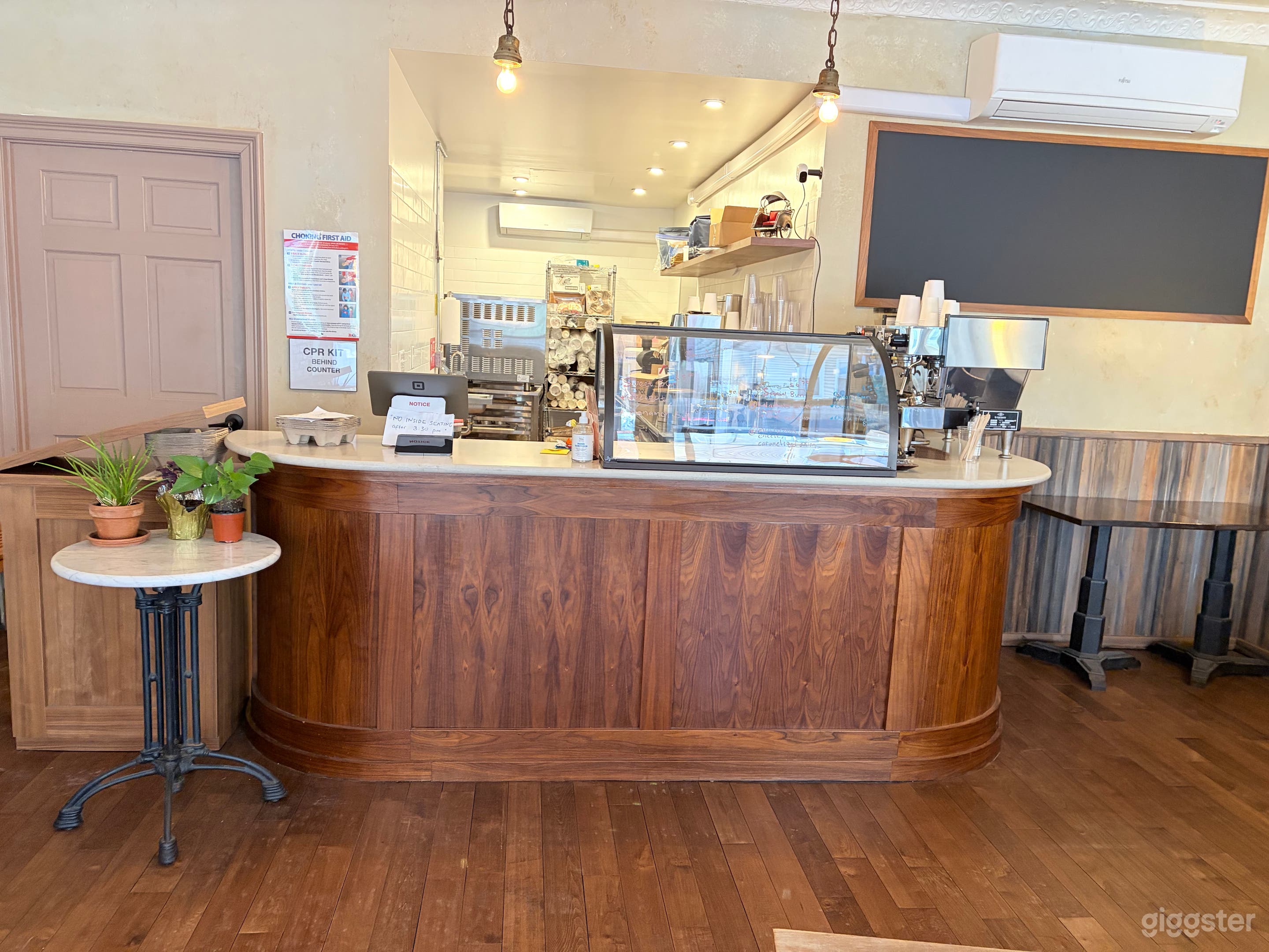 Ridgewood/Bushwick cozy retro cafe Photo 2