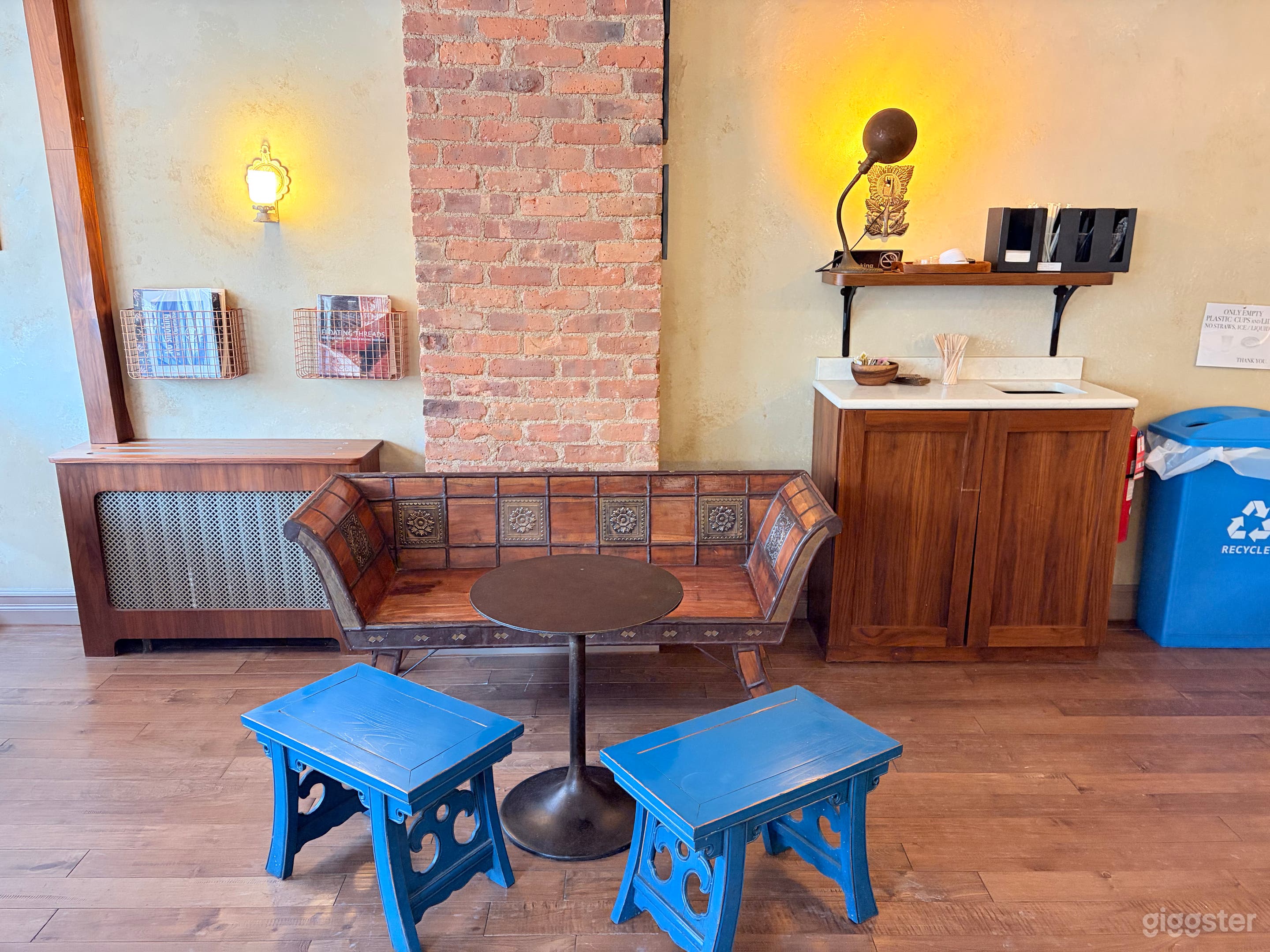 Ridgewood/Bushwick cozy retro cafe Photo 3