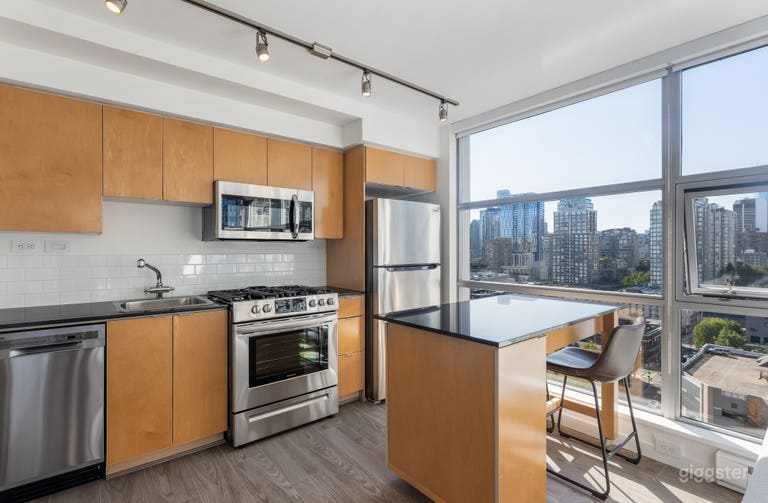  Contemporary Yaletown Condo - Stunning Views 