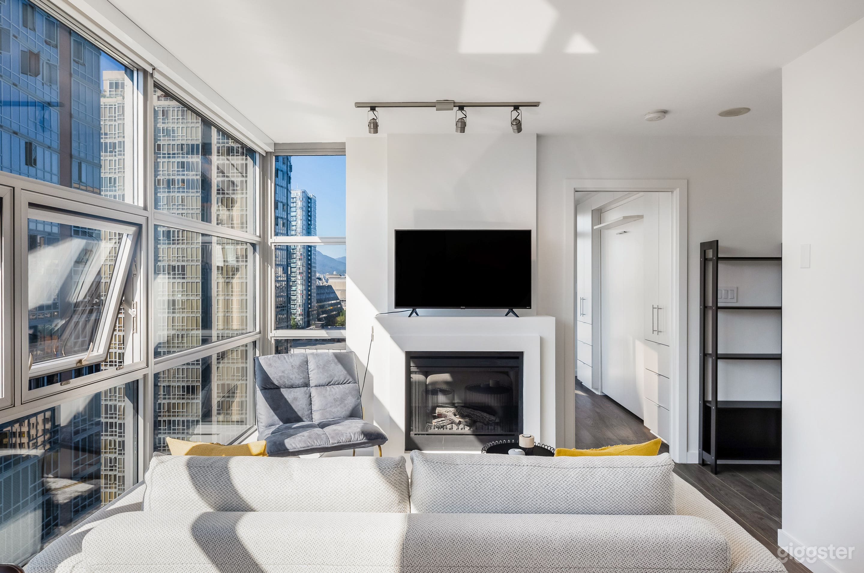 Contemporary Yaletown Condo - Stunning Views Photo 1