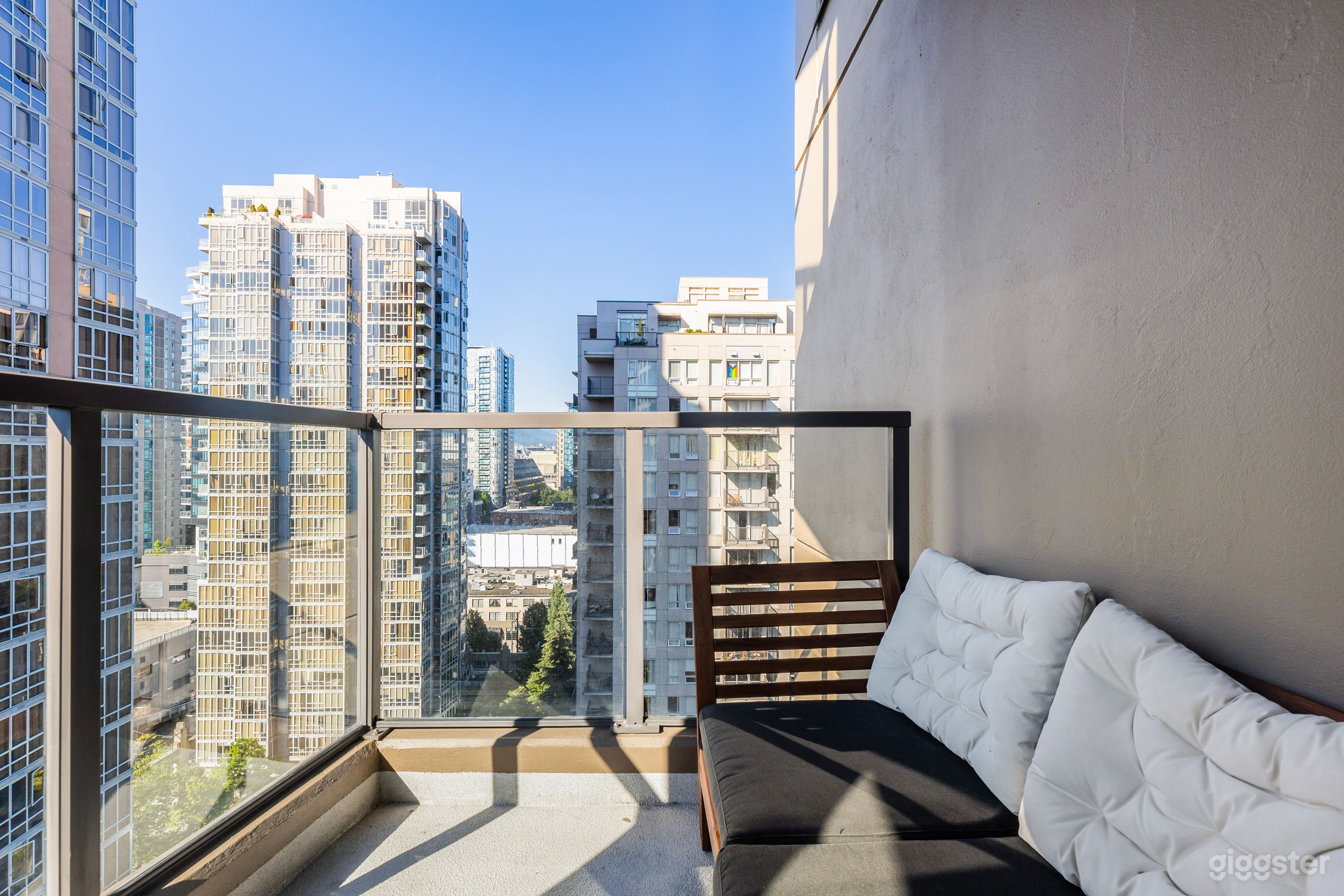 Contemporary Yaletown Condo - Stunning Views Photo 4