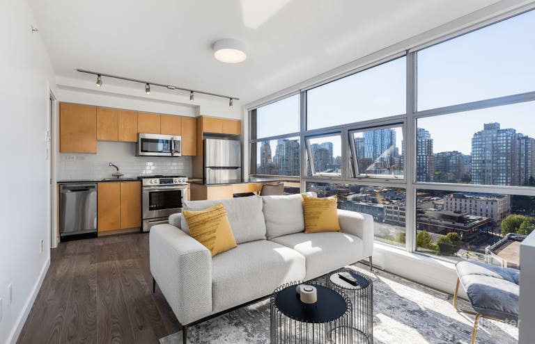  Contemporary Yaletown Condo - Stunning Views 