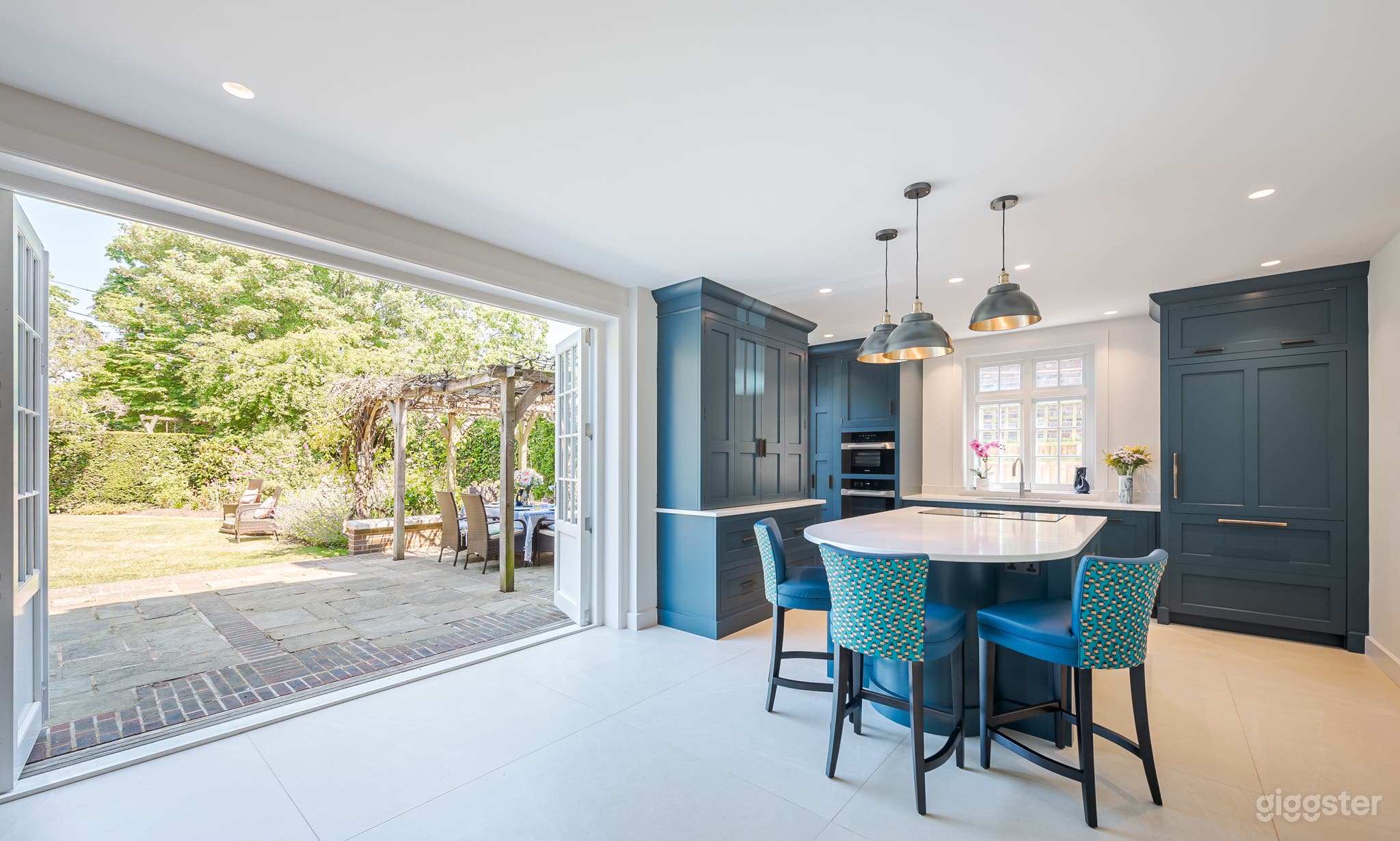 Period Family Home With Two kitchens and Garden Photo 1