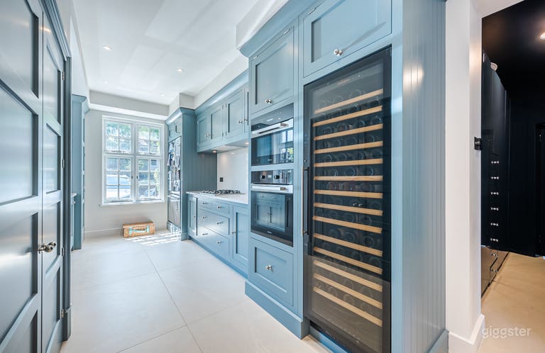  Period Family Home With Two kitchens and Garden 