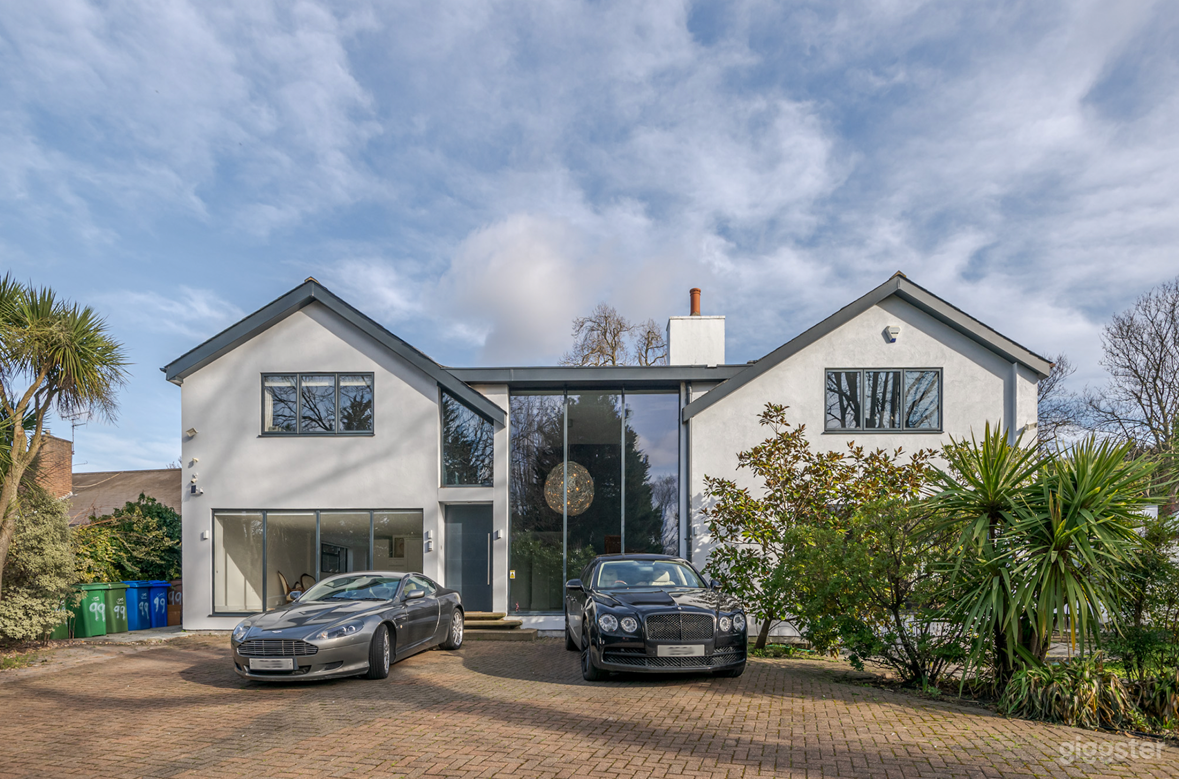 Spacious Home With Granny Flat and Huge Garden Photo 3