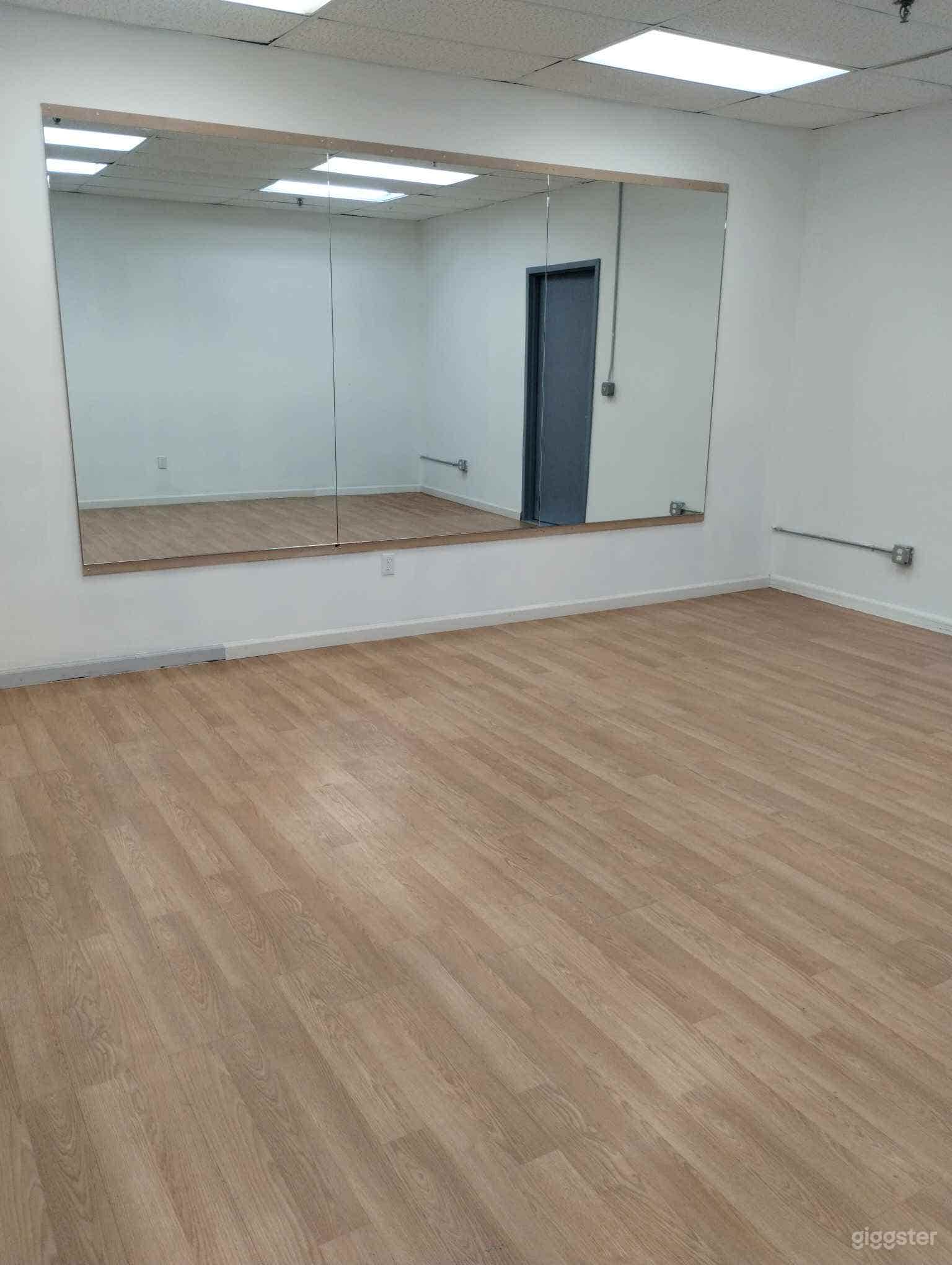 Mid-sized Studio Midtown Manhattan Dance Room 2 Photo 4