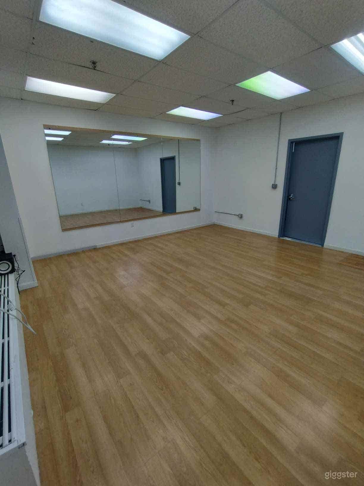 Mid-sized Studio Midtown Manhattan Dance Room 2 Photo 1