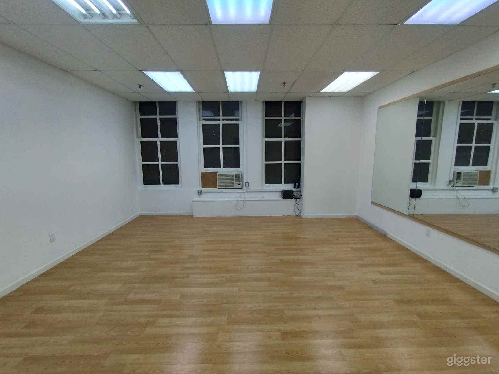 Mid-sized Studio Midtown Manhattan Dance Room 2 Photo 2