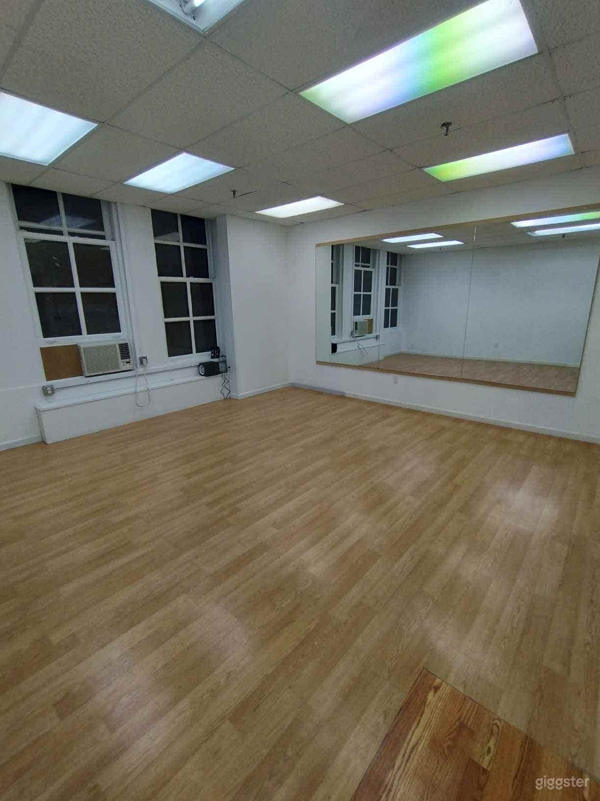 Mid-sized Studio Midtown Manhattan Dance Room 2 Photo 3