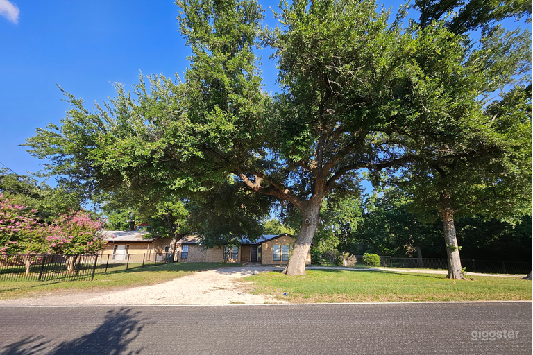  Rancho de lujo de 5 acres con teatro de medios y granero 