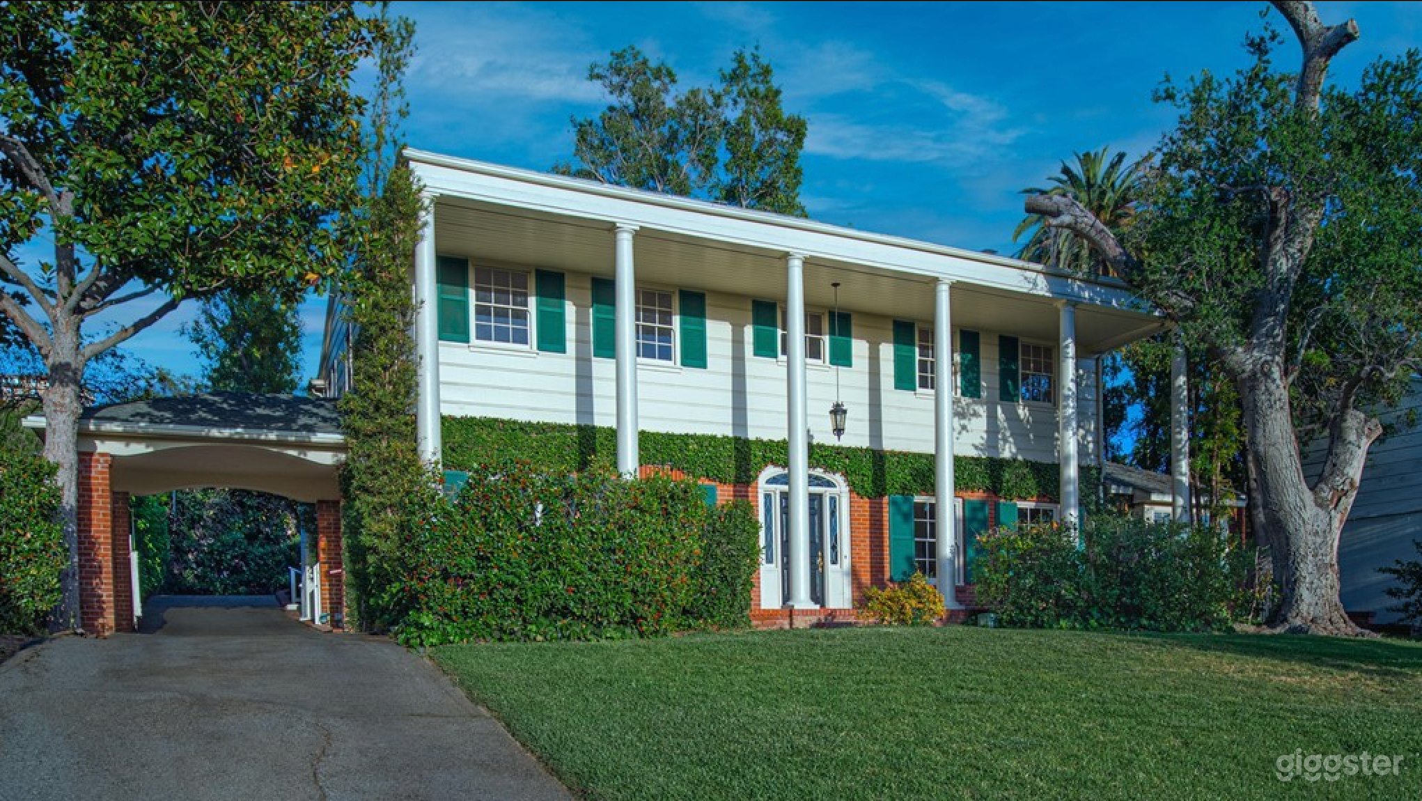 Beautiful Vintage All-American Family Home Photo 2