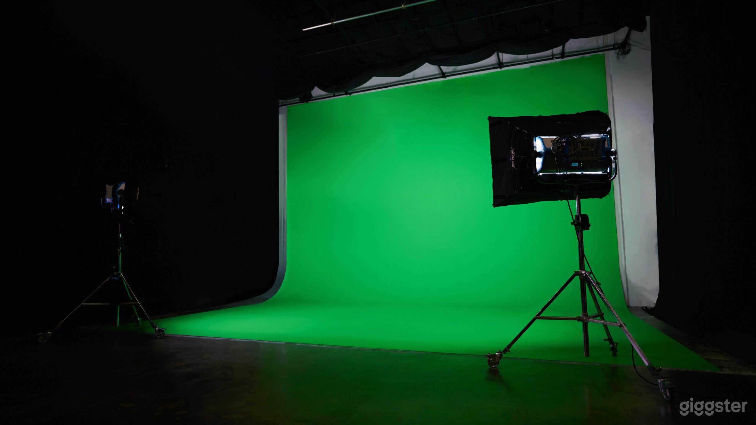 Huge 30 x 32 Cyclorama Studio Space for Video and Photo Photo 2