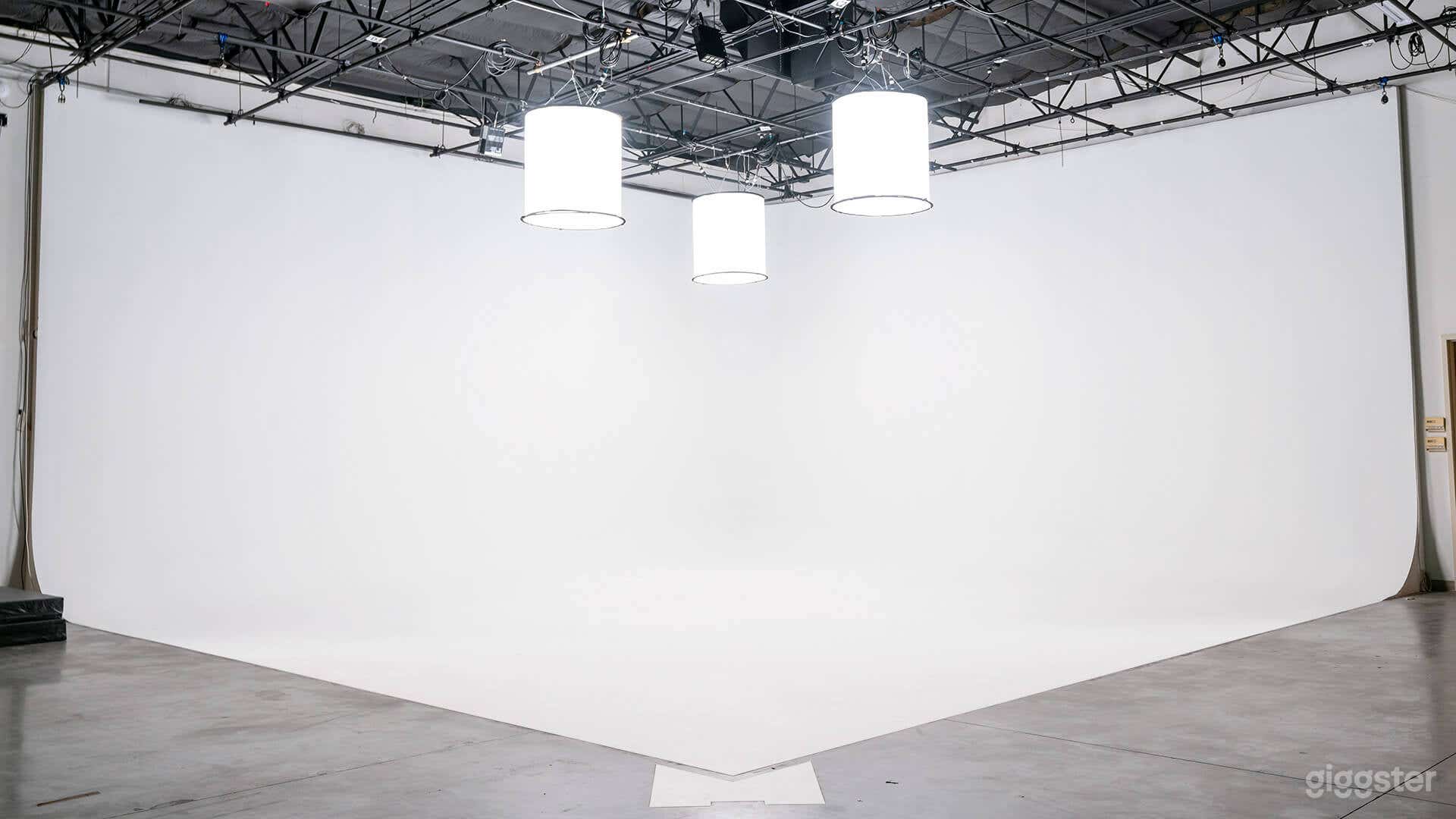 Huge 30 x 32 Cyclorama Studio Space for Video and Photo Photo 3